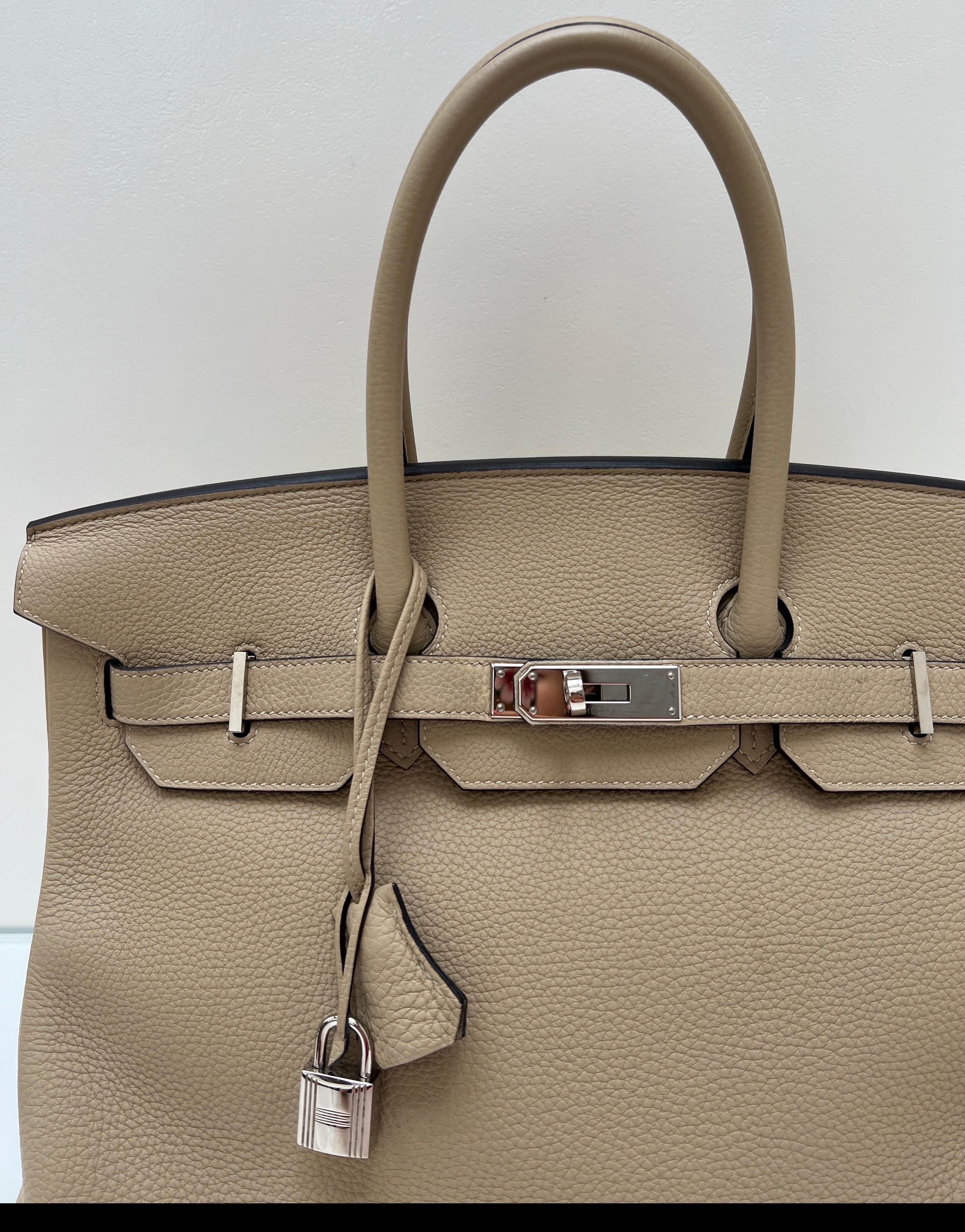 Borsa Hermes Trench Birkin 35. Raro colore beige neutro con hardware in argento palladio. Buone condizioni. La plastica è ancora presente sull'hardware. Interni puliti. Birkin più recente. Un grande pezzo da collezione. Il colore è altamente