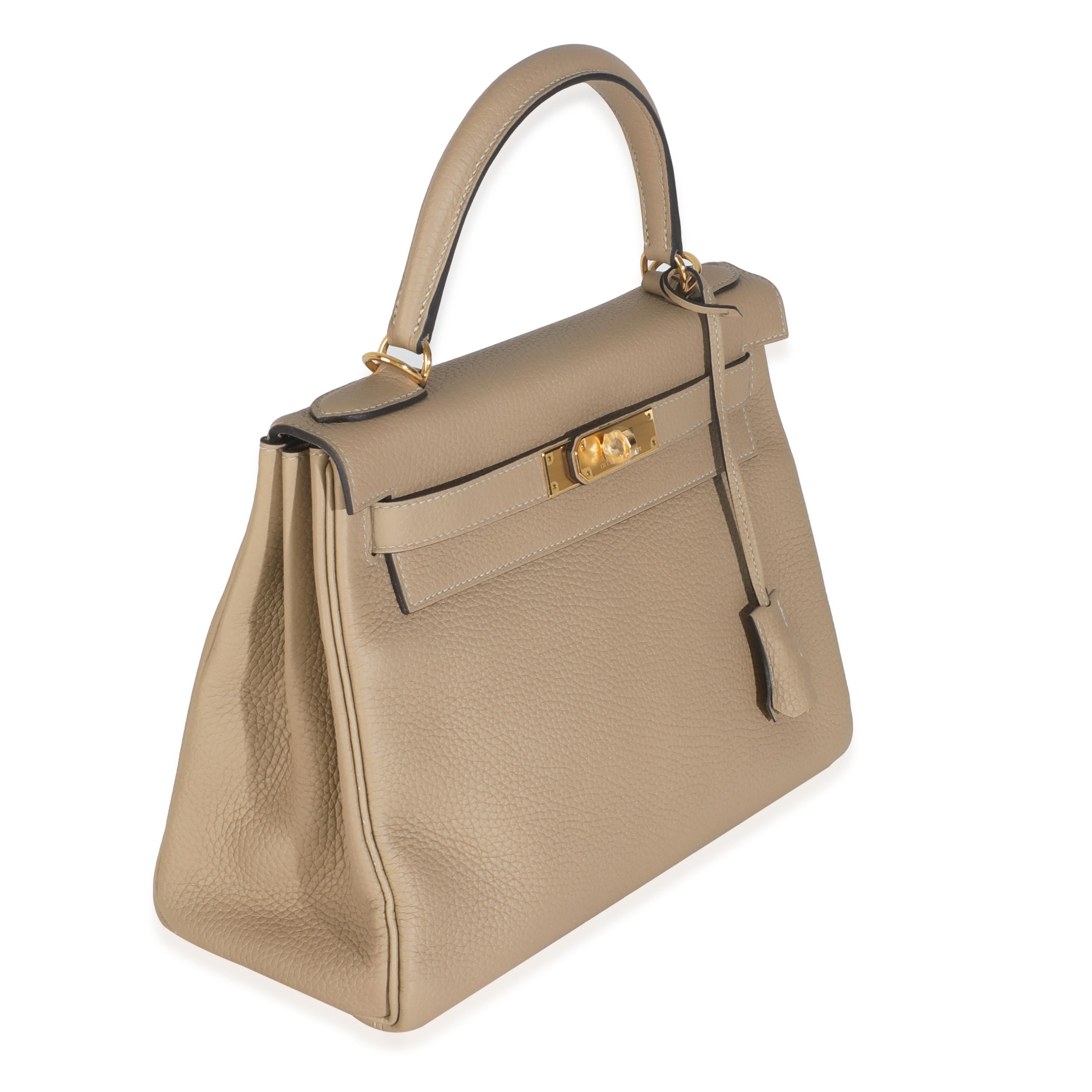 Titolo: Hermès Trench Clemence Retourne Kelly 28 GHW
SKU: Z145639
Condizioni: Usato 
Condit Description: Rinominata ufficialmente nel 1977, la tote bag Kelly di Hermès si chiamava originariamente Sac à Dépêches (che si traduce come 