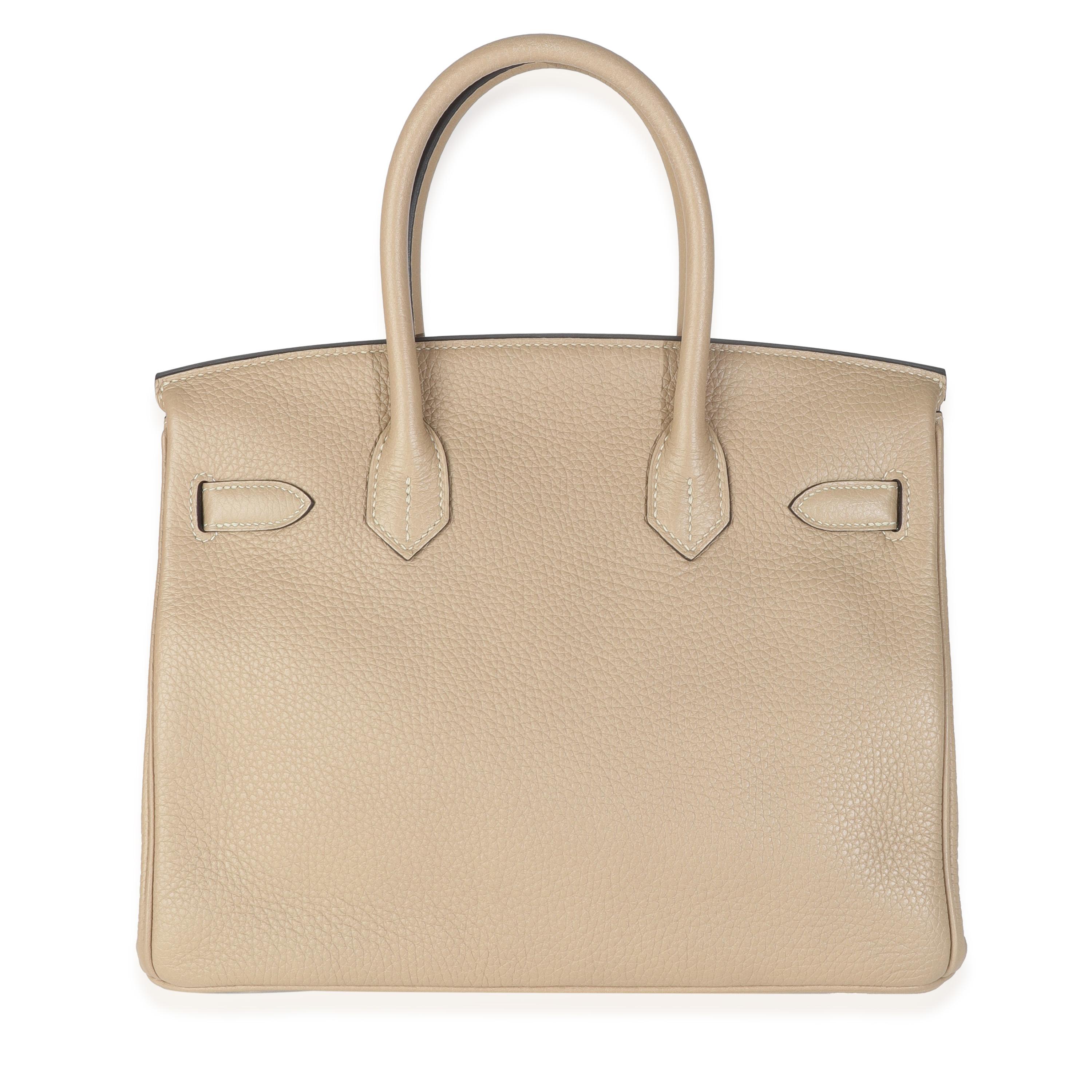 Hermès Trench Togo Birkin 30 PHW
SKU: M147026

Descripción del estado: Hermès tiene una larga historia de vínculos con el mundo ecuestre, que ha influido notablemente en los diseños de la casa hasta nuestros días. El bolso Picotin se inspira en los