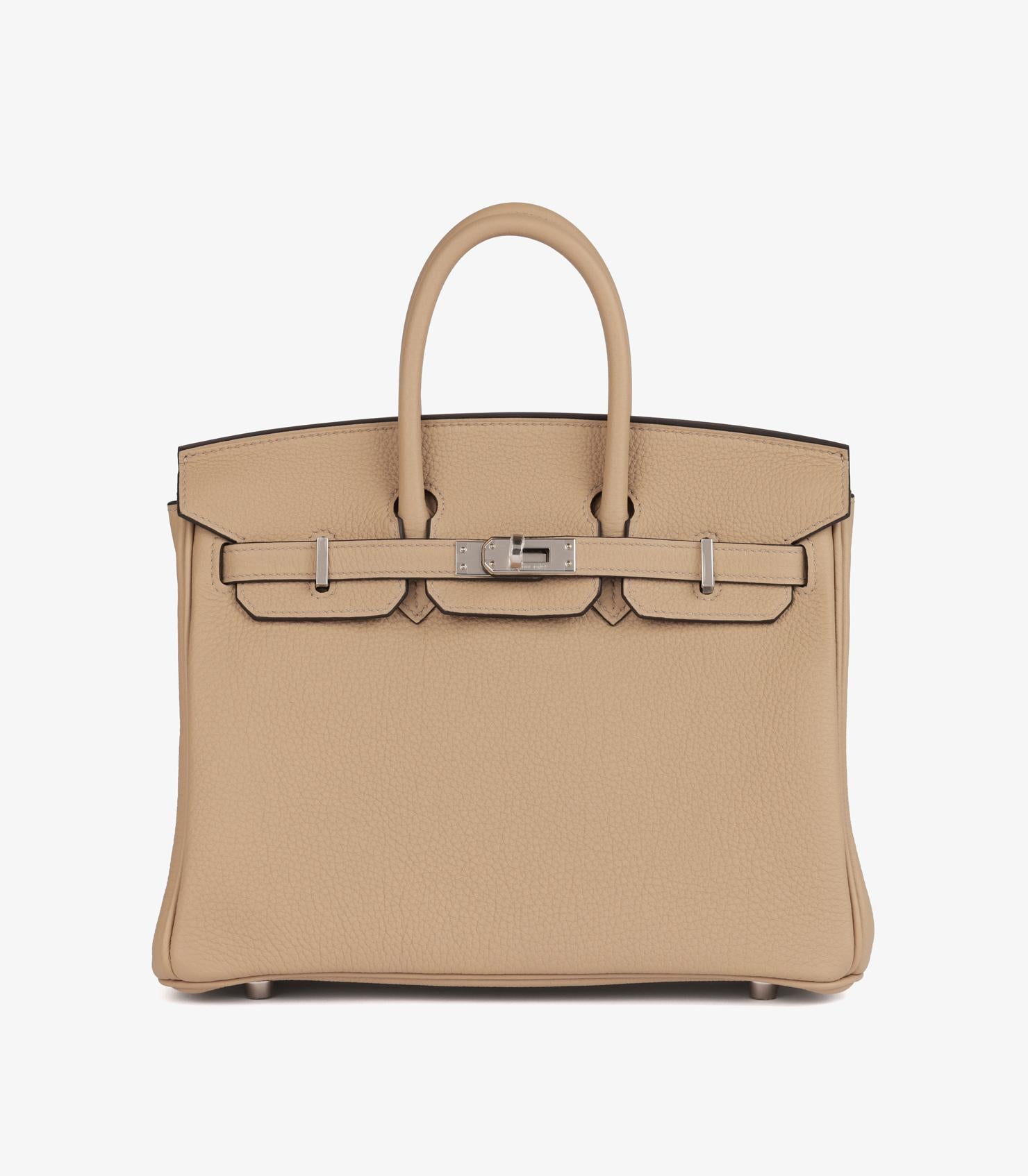 Hermès Trench Togo Leather Birkin 25cm Retourne

Détails du produit
Xupes Ref : MML007
Marque : Hermès
Modèle : Birkin 25cm
Type : Fourre-tout
Numéro de série : K
Âge : 2025
Accompagné de : Hermès Dust Bag, Box, Protective Felt, Care Booklet,