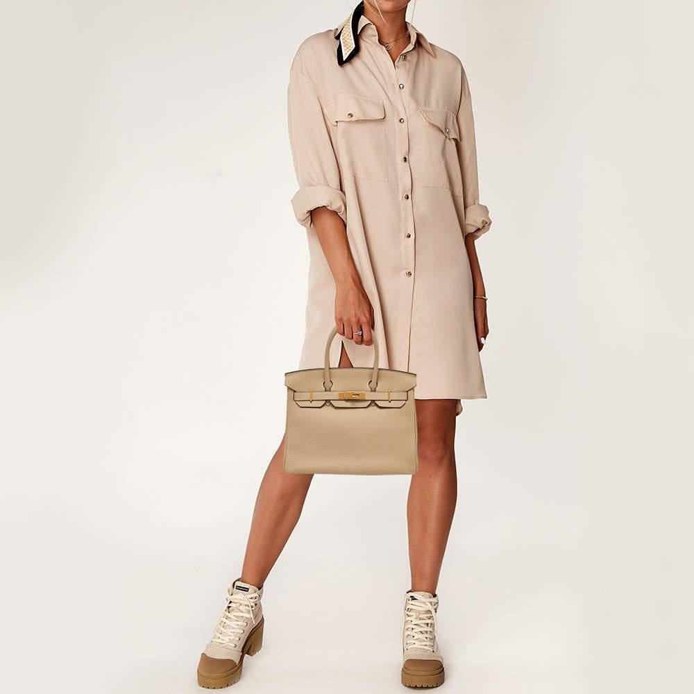 Il suo design senza tempo  una ricca storia  costruzione impeccabile  e la disponibilità limitata hanno reso l'iconica Birkin un'ambita opera d'arte e un ottimo investimento. Con questa Birkin 30 ti portiamo l'icona. Prodotto in Francia  è cucito