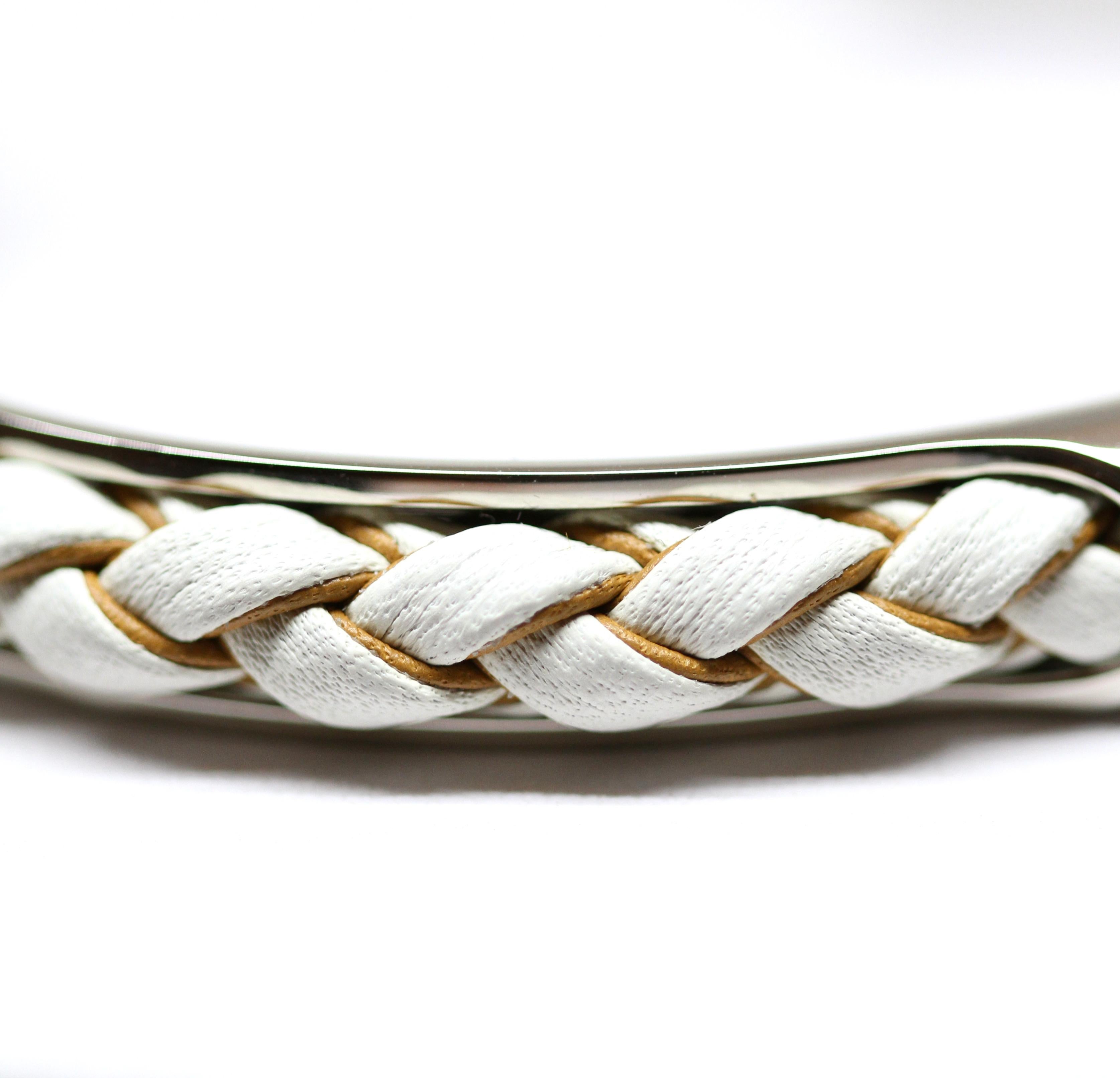 Ce bracelet simple, stylé et élégant de la maison Hermès est réalisé en cuir Swift tressé sur un métal finition palladium.
Son état est très bon et la taille est de 2 (tour de poignet : 15.5cm - approx. 6.1