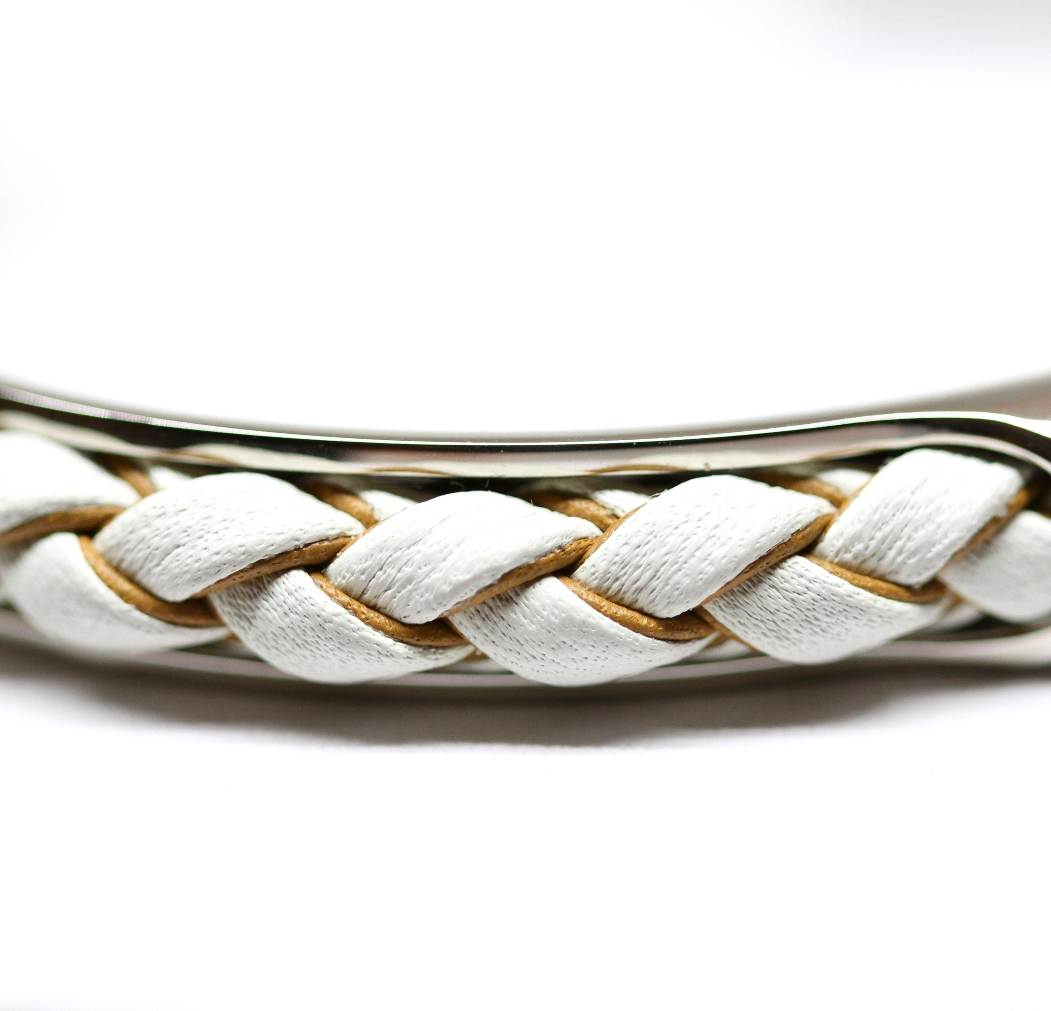 This simple stylish and elegant bracelet from the house of Hermès is made of woven Swift leather on a palladium finish metal.
Its condition is very good and the size is 2 (wrist size: 15.5cm - approx. 6.1