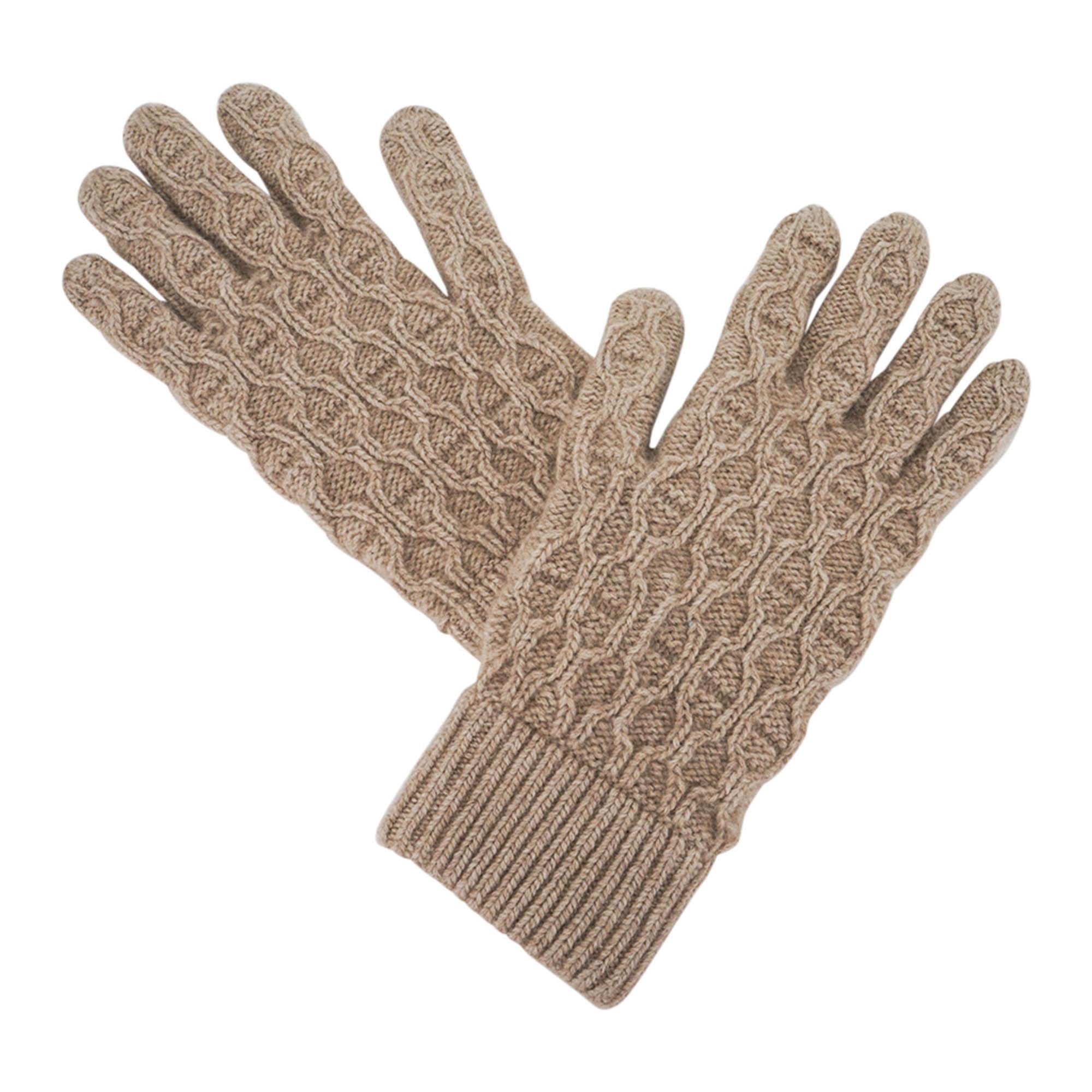 Mightychic offers Hermes Tri Maillon Gloves featured in Beige.
Exquisitely soft and warm Cashmere with chaine d'ancre motif.
Please see the matching Tri Maillon beanie under separate listing.
This listing is for the gloves only.
Fabric is 100%