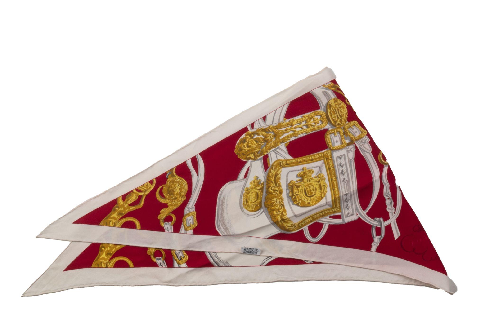 Echarpe Hermès collector triangle brides de gala en soie. Combinaison de bourgogne et de blanc . 100% soie. Bords roulés à la main.
