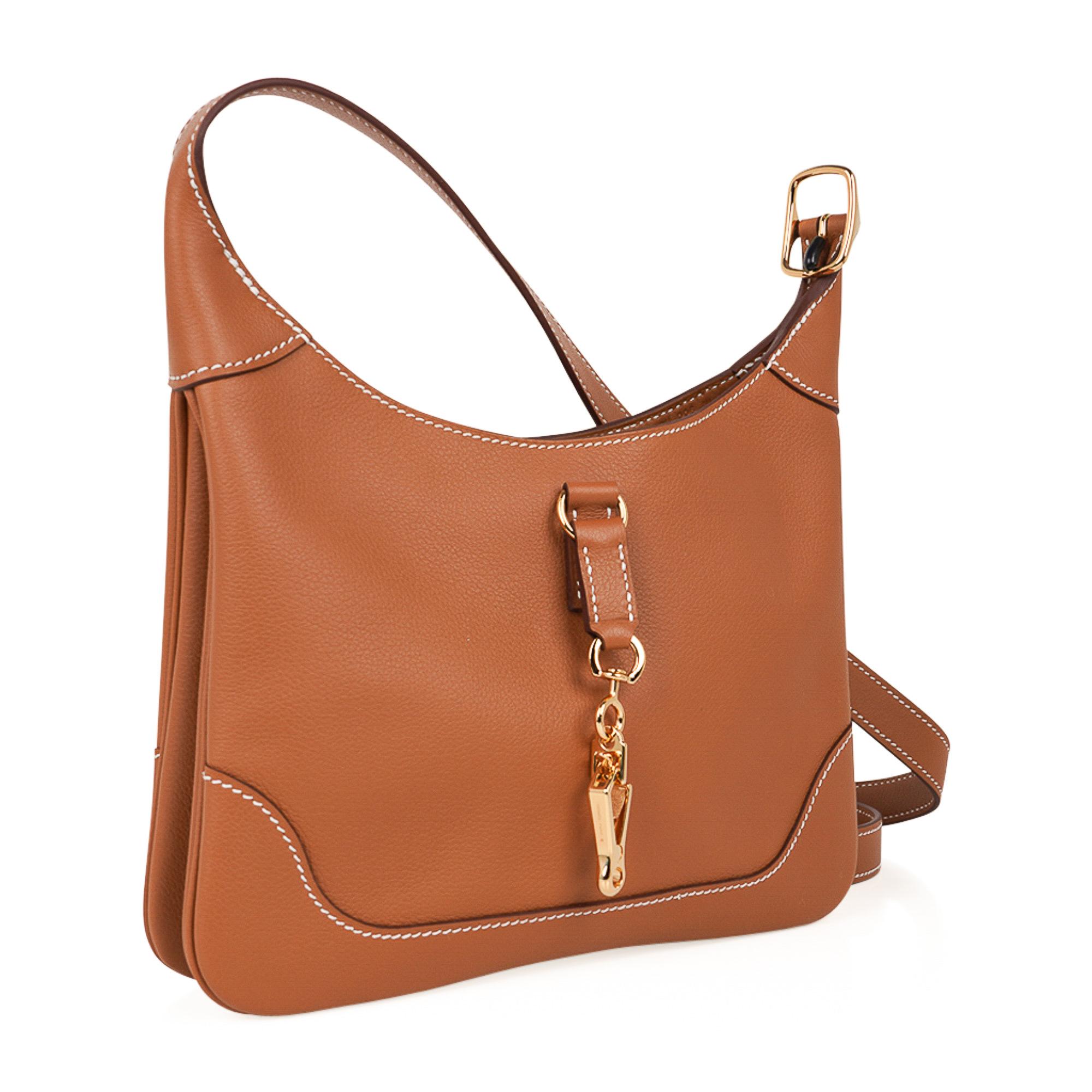 Mightychic offers an Hermes Trim Duo 24 bag featured in Gold with signature bone topstitch.
Evercolor Calfskin leather with Gold hardware.
Interior pocket with zip closure with open compartment on each side.
Adjustable shoulder strap to wear as a