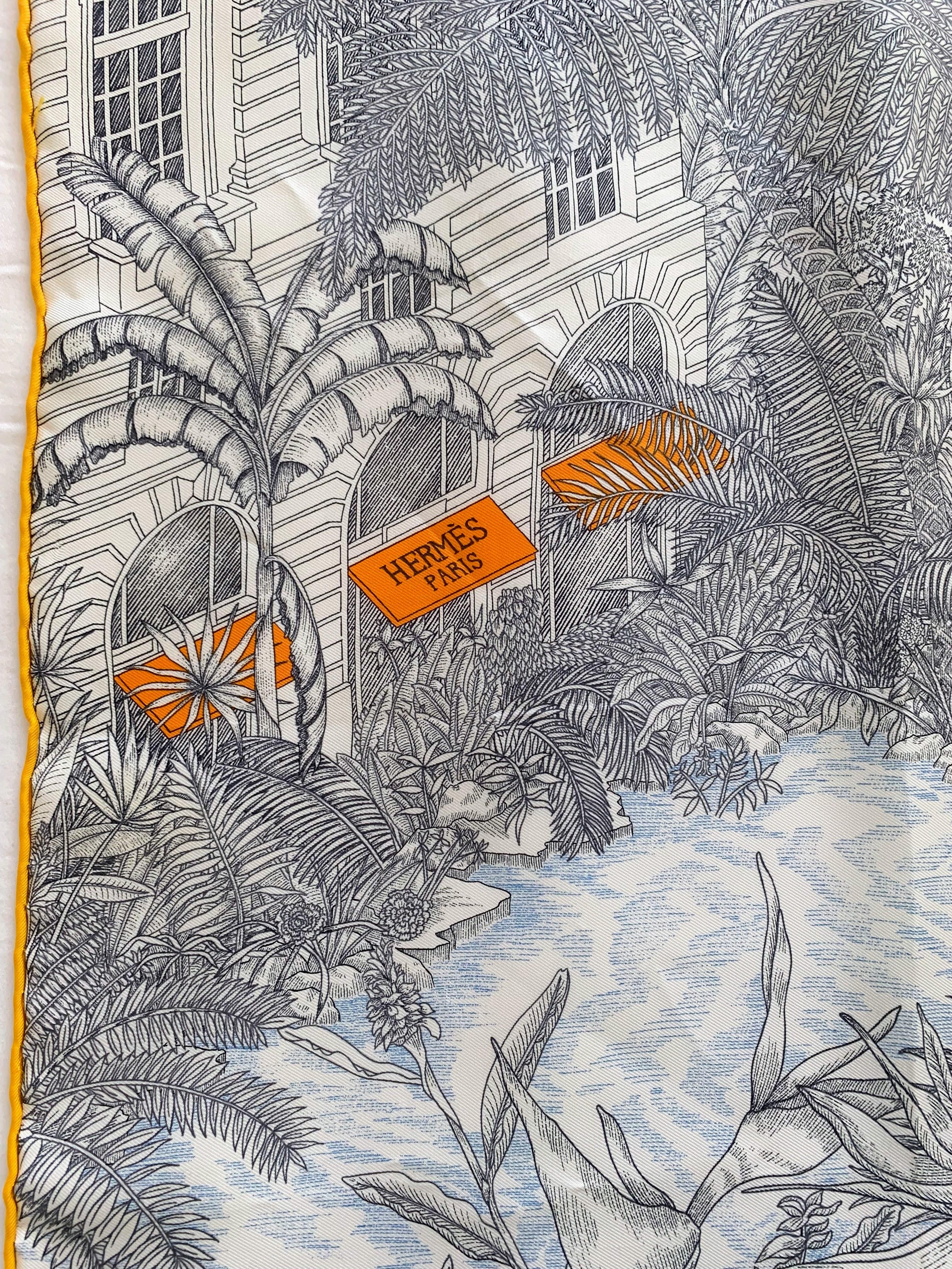 Hermès tropical garden anthracite silk scarf in excellent condition.

Hand-rolled edges.
Color: anthracite/light blue/yellow

Dimensions: 16.5