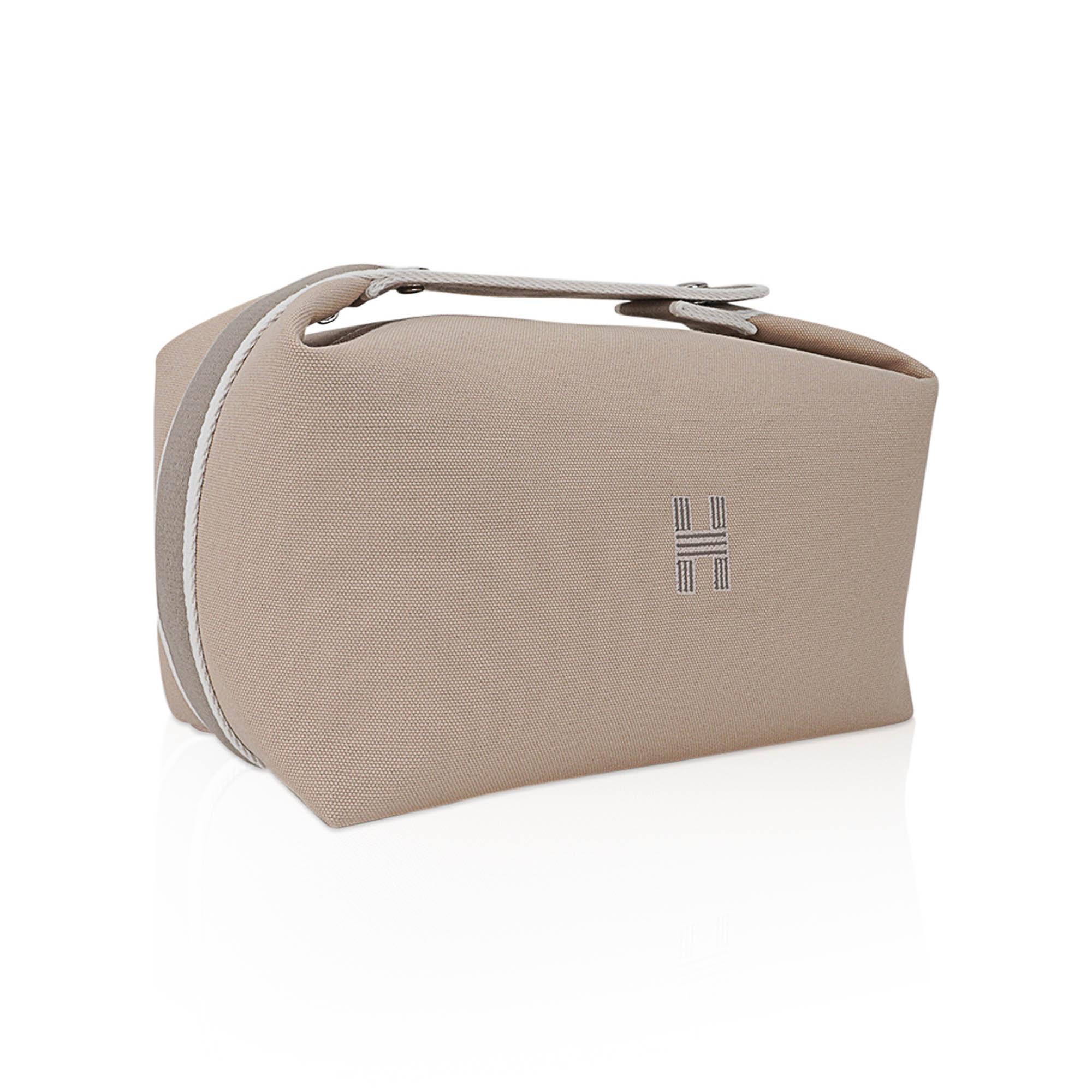 Mightychic offers an  Hermes Trousse Bride-A-Brac Case featured in Naturel canvas.
Embroidered H on the front.
Top strap features a woven zig zag with White trim.
With two Clou de Selle snaps, the strap opens over a top zip with leather pull.
The