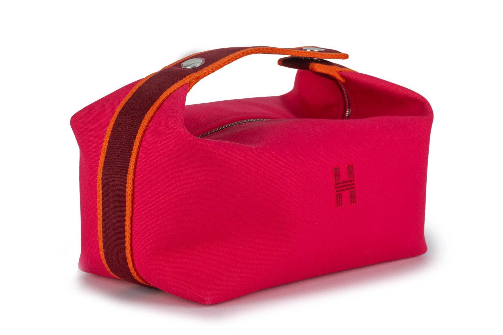 Hermès nouvelle grande trousse Bride à Brac en toile orange fuchsia et bordeaux. Très recherché ! !!! Pas utilisé.