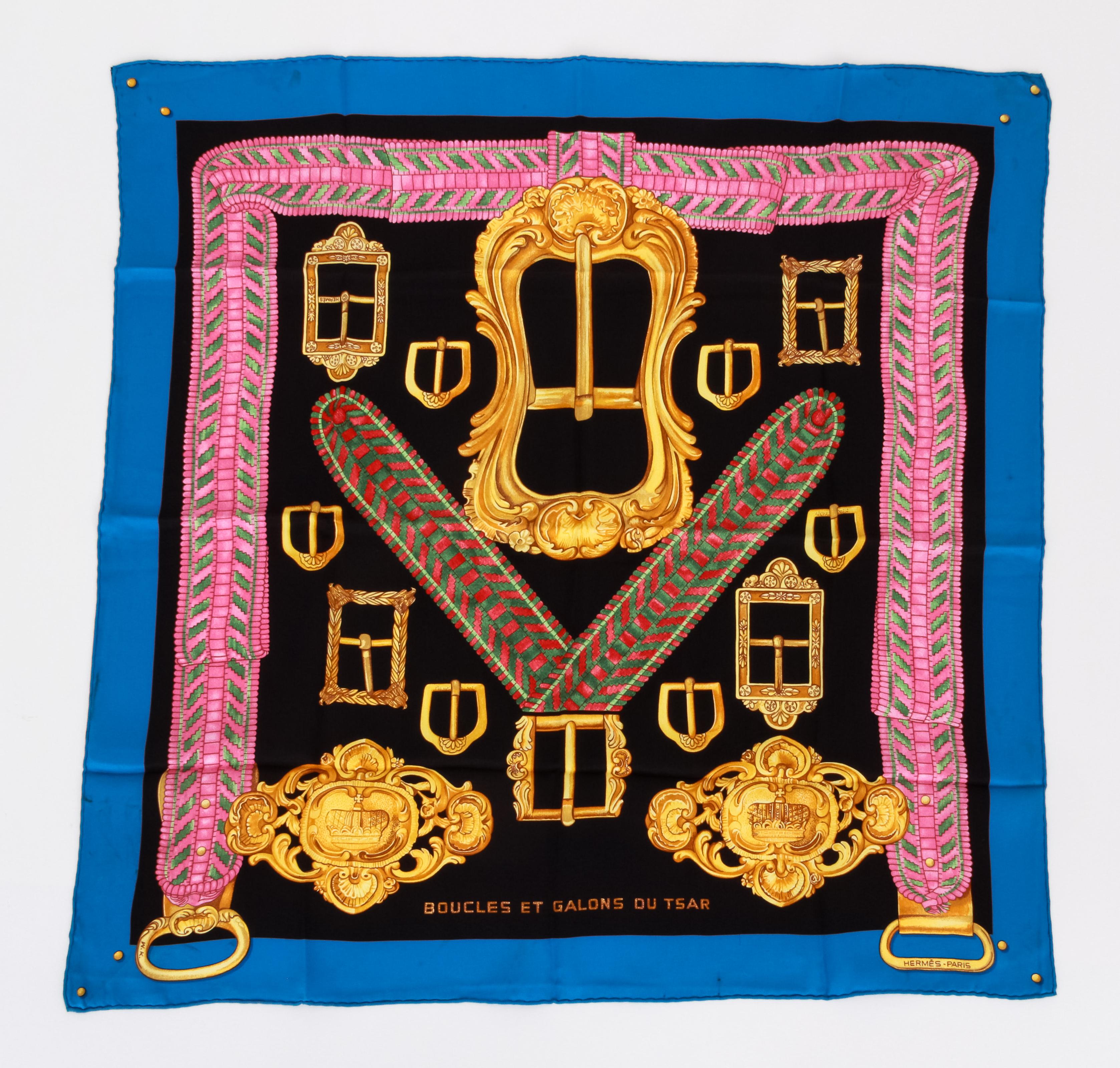 Echarpe en soie moyenne Hermes boucles et galon du Tsar. Bleu, noir, jaune et rose.
26 x 26