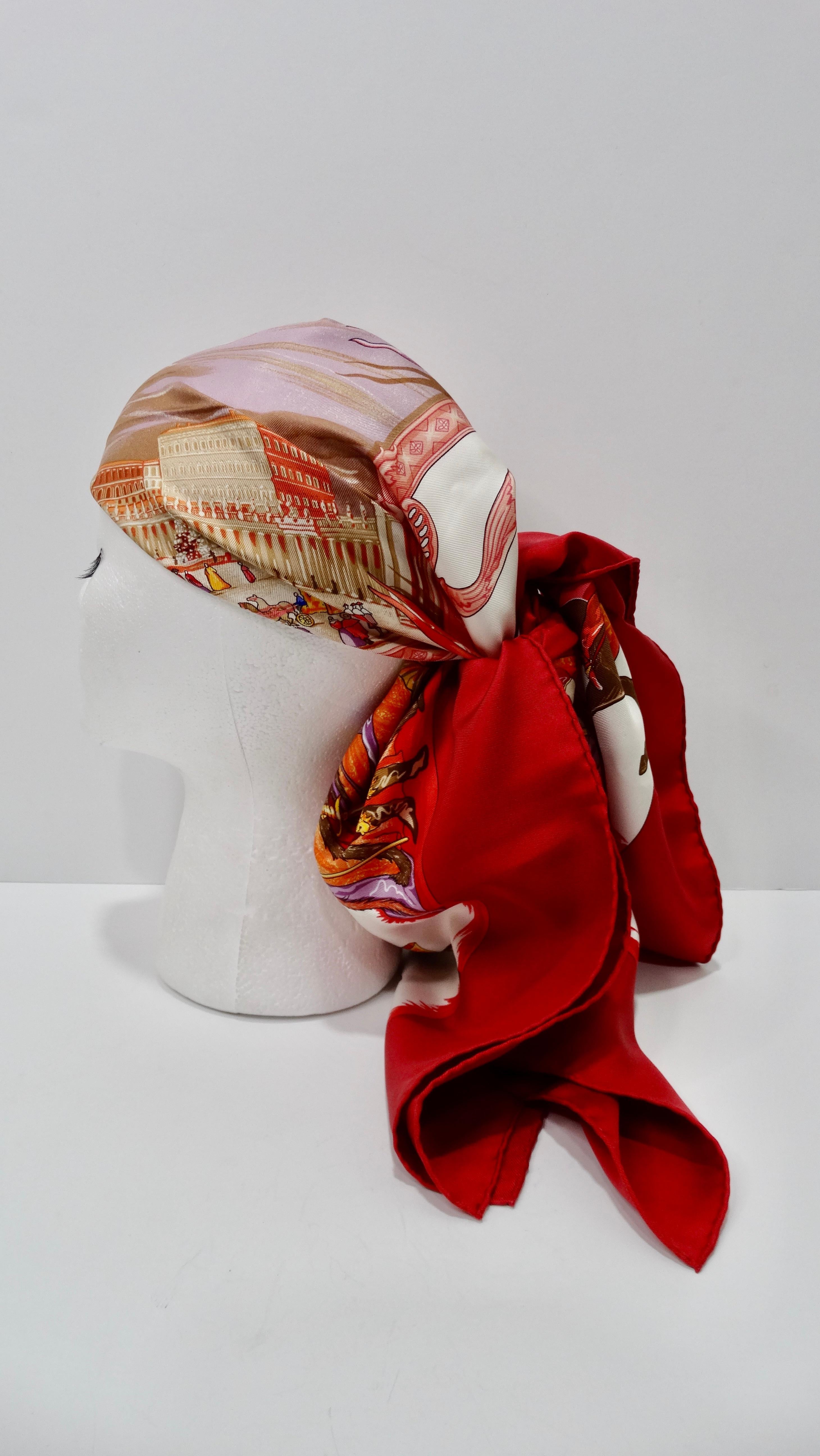 Sentez-vous comme une royauté dans ce superbe foulard en soie Hermès conçu par J.C Donnadieu en 2003. Cette magnifique écharpe présente des nuances de rouge, de bleu et d'or sur un magnifique fond blanc, ainsi qu'un magnifique motif de palais datant