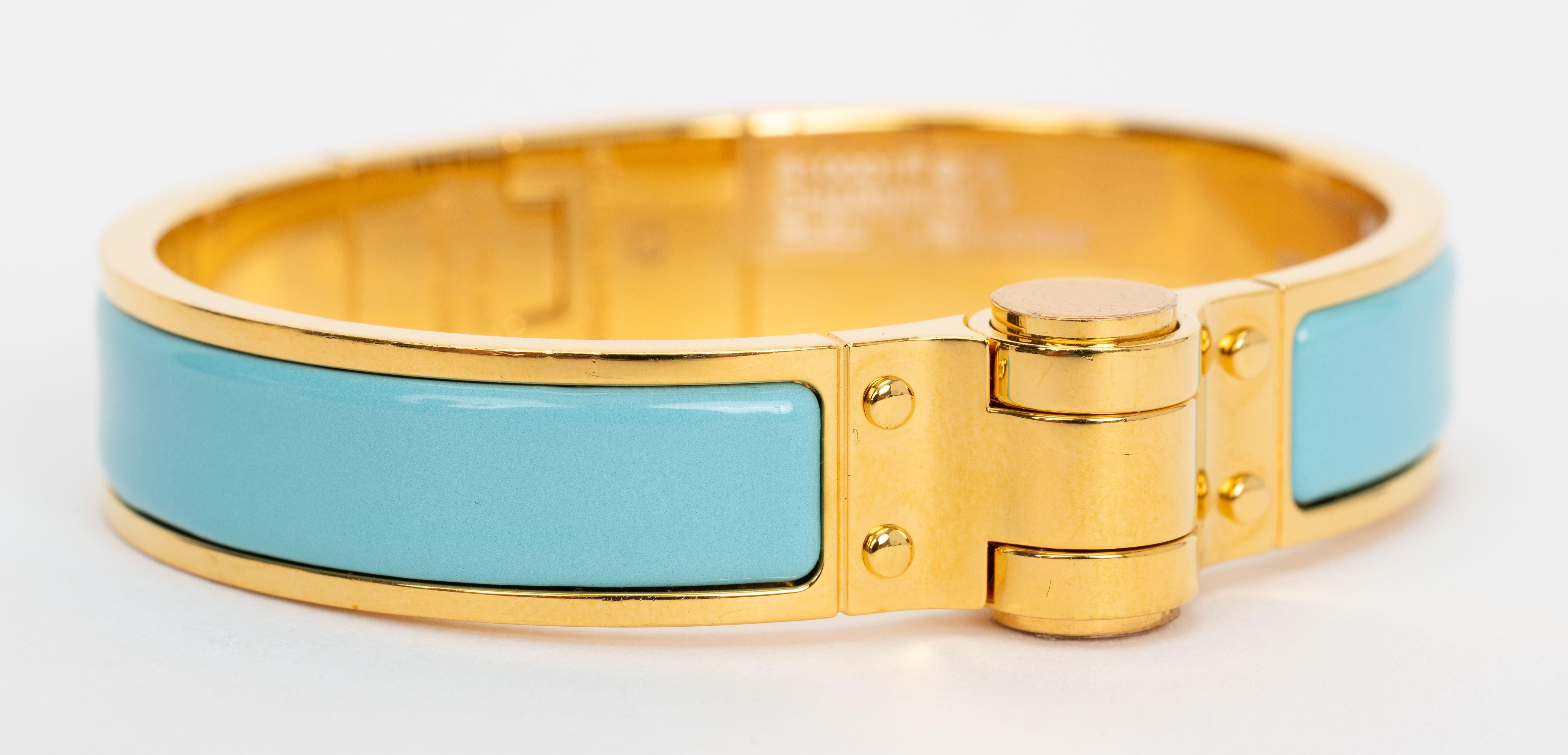 Le bracelet à charnière en émail d'Hermès en métal laqué turquoise et doré. Taille PM. Circonférence intérieure 7.5