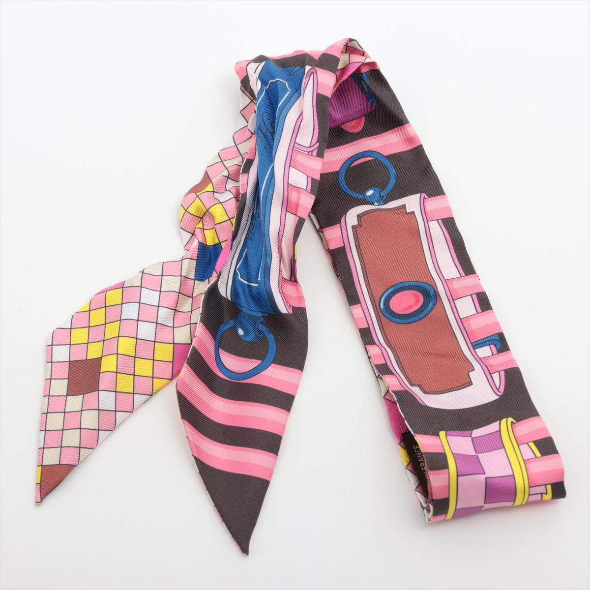 Die Hermès Twilly Colliers de Chiens Remix in Pink ist ein lebhaftes und verspieltes Accessoire, das jedem Ensemble einen Hauch von Laune verleiht. Der Twilly-Schal ist aus luxuriösem Seiden-Twill gefertigt und zeigt ein auffälliges Design, das von