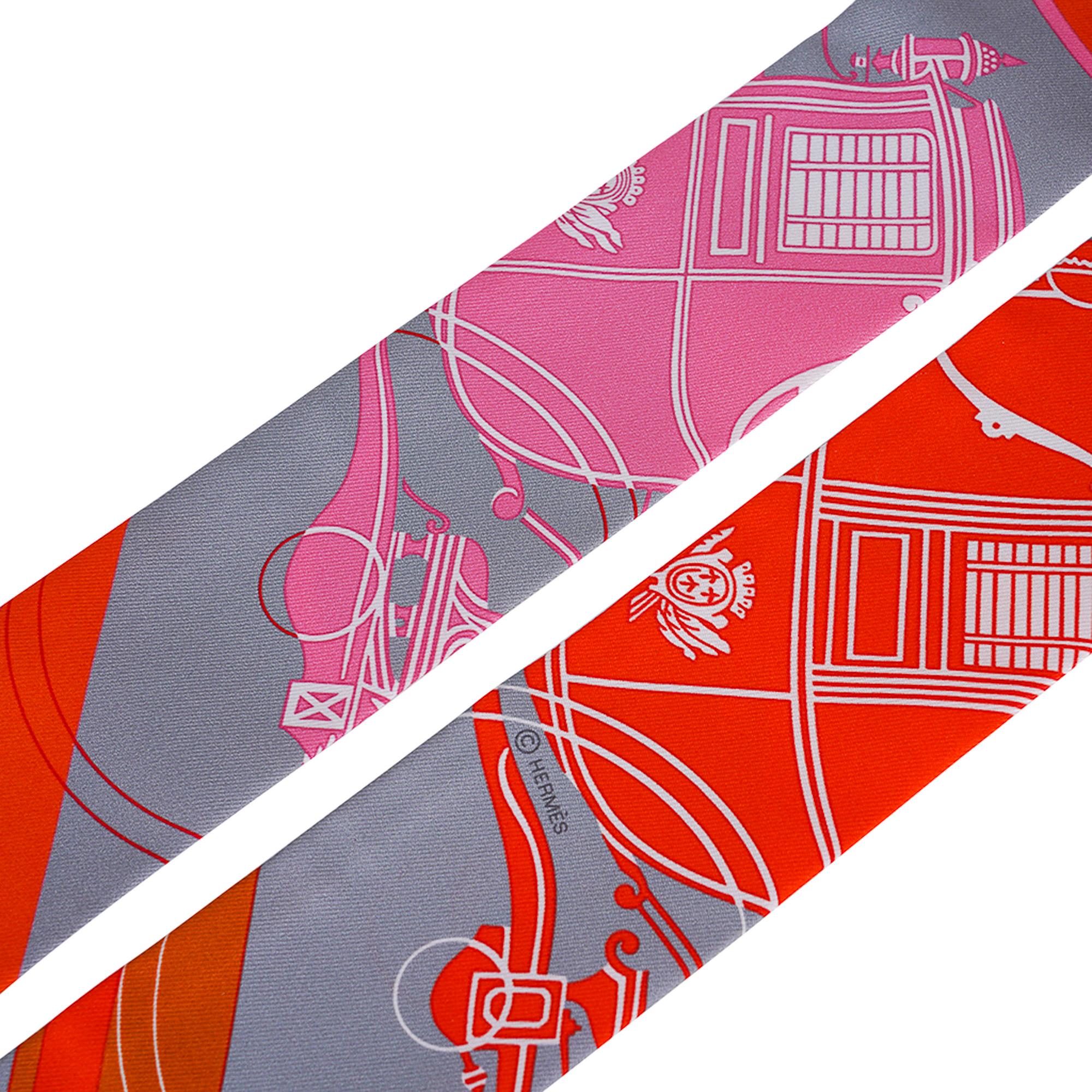 Mightychic propose un modèle Hermes Twilly Ex Libris décliné dans les coloris Gris, Orange et Rose.
L'emblème d'Hermès, Ex Libris, a été conçu par Hugo Grygkar.
Cet accessoire emblématique d'Icone peut être porté de multiples façons pour ajouter une