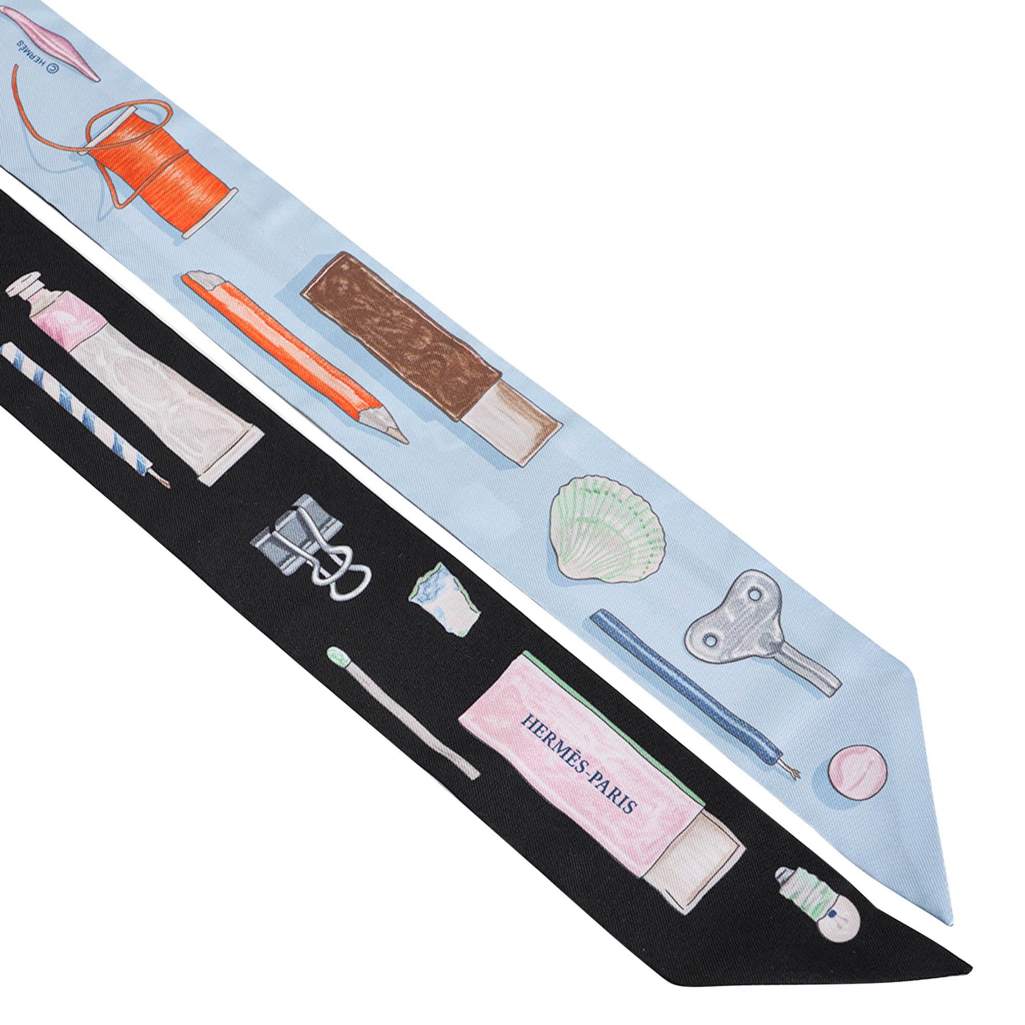 Mightychic bietet einen Satz von zwei Hermes In the Pocket Twilly Schals in neuen, nie getragenen Zustand.
Dieses verspielte Design in den Farben Noir und Rose ist mit witzigen Accessoires ausgestattet, die in einer Tasche verstaut werden