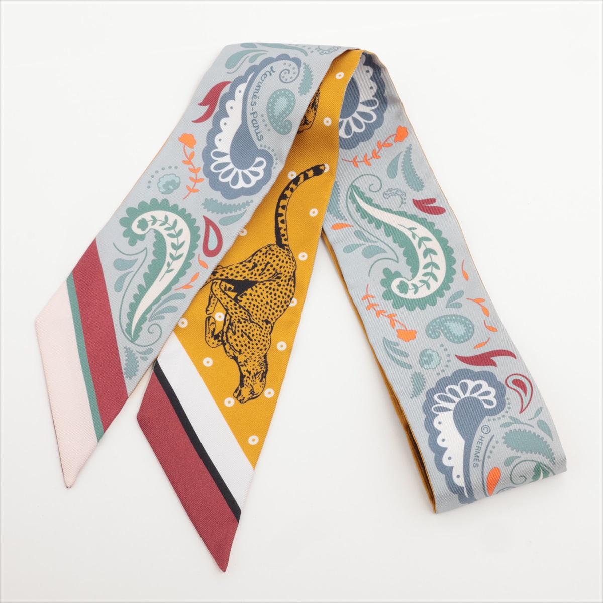 La soie léopard Twilly d'Hermès en jaune x gris est un accessoire audacieux et élégant qui ajoute une touche de luxe à n'importe quelle tenue. Confectionné en 100 % soie, le Twilly présente un imprimé léopard sophistiqué, mêlant des tons jaunes et