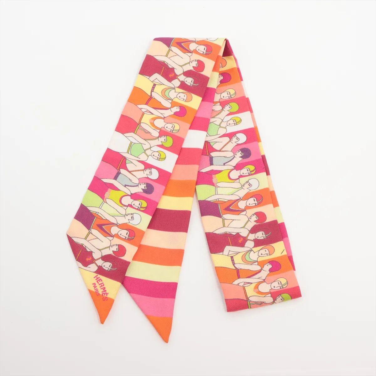 Die Hermès Twilly Les Baigneuses in Multicolor ist ein verspieltes und künstlerisches Accessoire, das die Kreativität der Marke widerspiegelt. Es ist aus luxuriöser Seide gefertigt und zeigt das skurrile 
