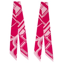 Ensemble de deux écharpes en soie Hermès Twilly Les Coupés Tattoo rose vif et rose pâle, neuves 