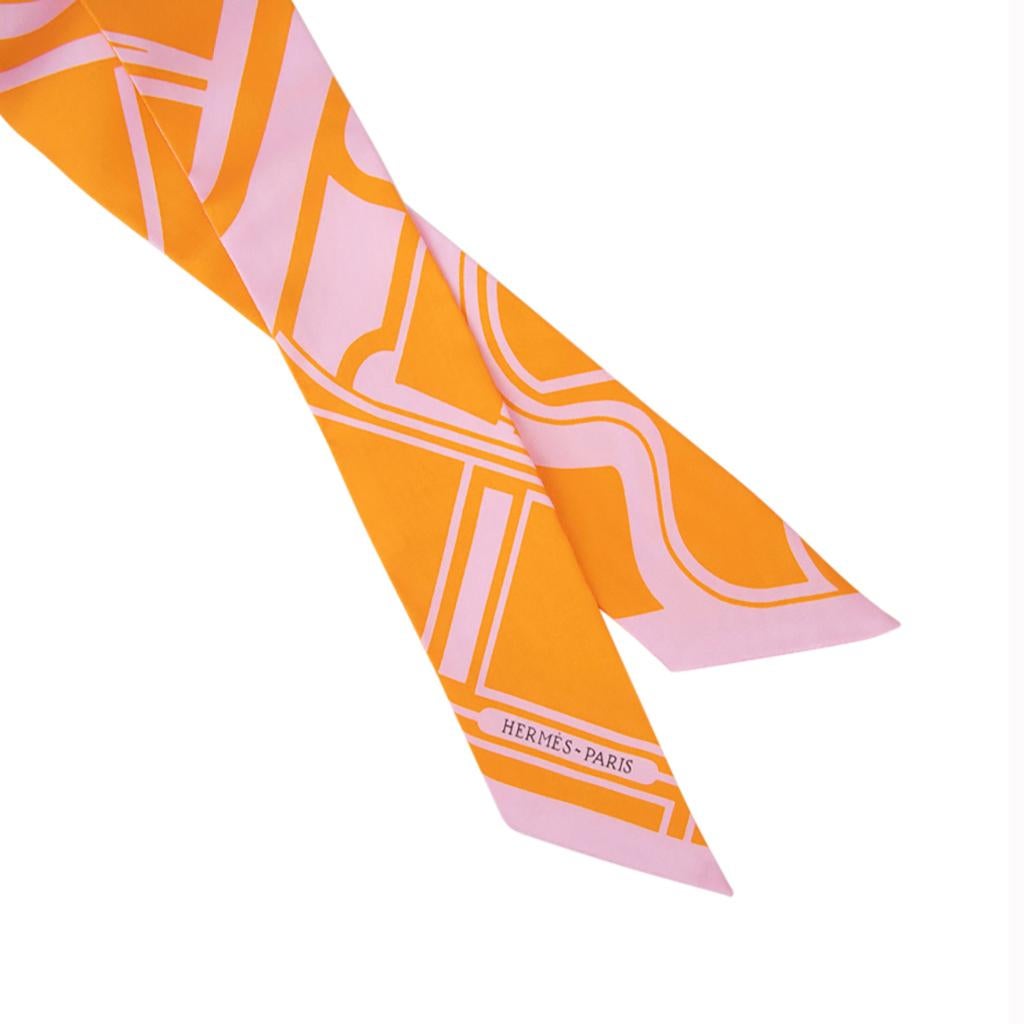 Hermes Twilly Les Coupes Tattoo Soleil / Rose Pale Neu w / Box (Orange) im Angebot