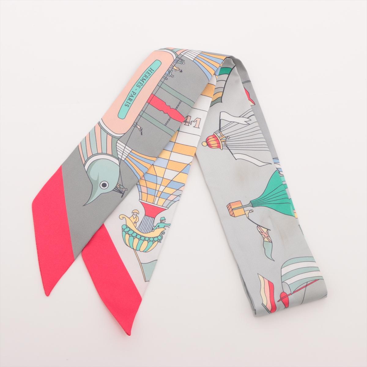 will ship about 4/1


The Hermès Twilly Les Folies Du Ciel Silk is a refined and whimsical accessory inspired by the dreams of flight and aviation history. Crafted from luxurious silk, the Twilly features an intricate and artistic design from the