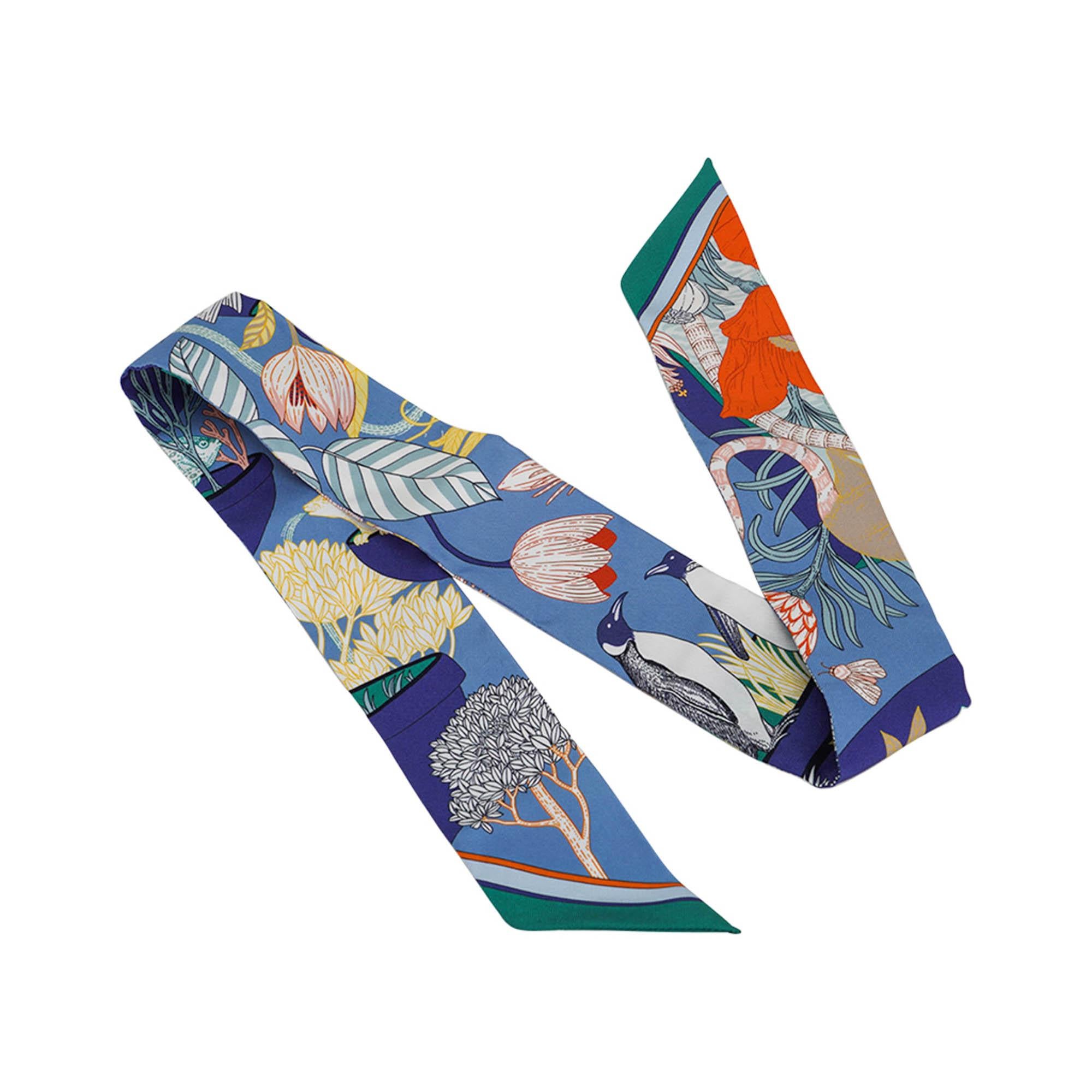 Mightychic bietet eine Hermes Twilly Precious Paradise in den Farben Blue Jean, Orange und Vert an.
Entworfen von Katie Scott
Dieses kultige Accessoire von Hermes kann auf unzählige Arten getragen werden, um Ihrer Garderobe einen verspielten Touch