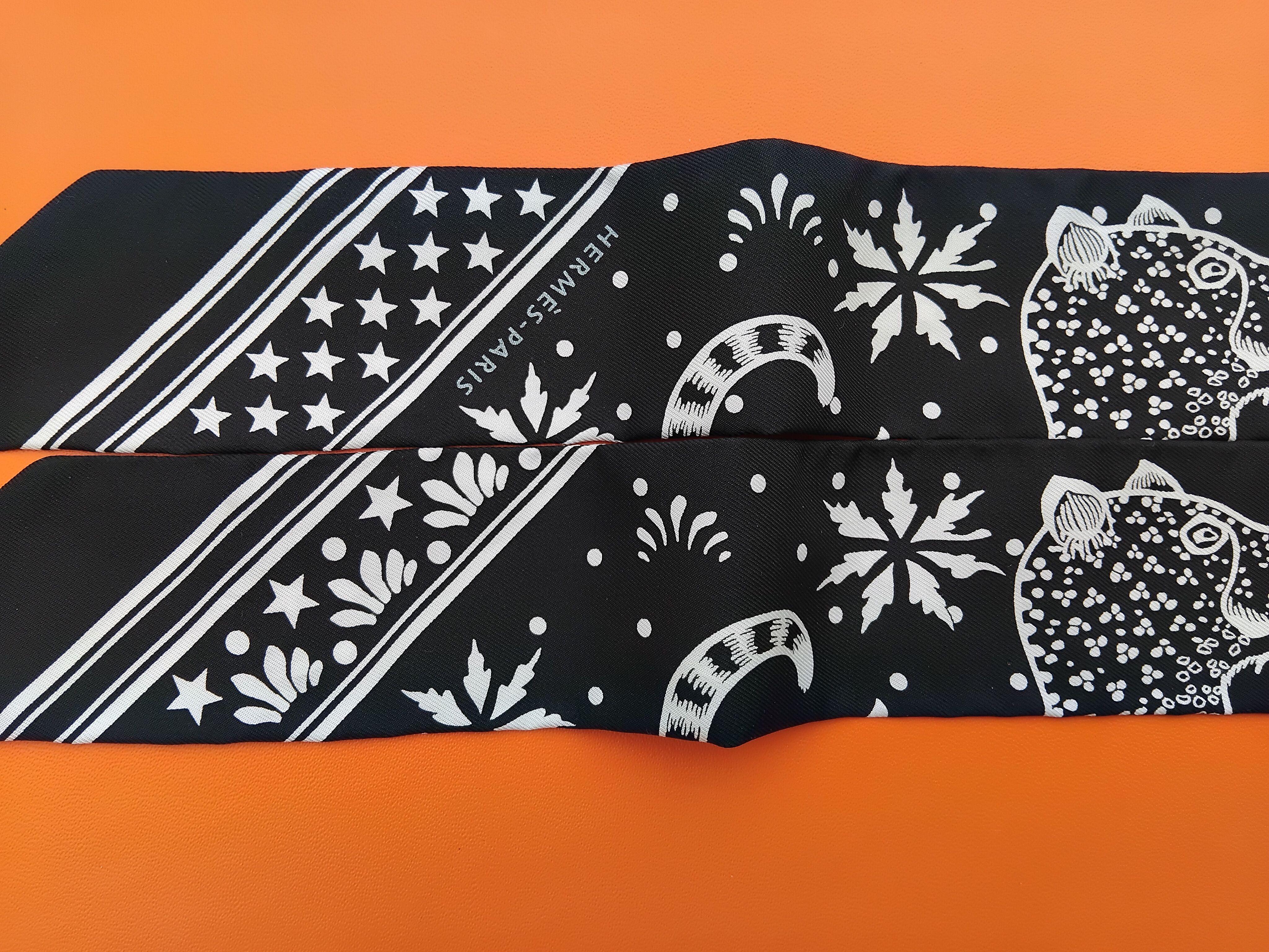 Beautiful Authentic Hermès Scarf

« Twilly » Version

Print: “ LES LEOPARDS”

Designed by Christiane Vauzelles

Made in France

Made of 100% Silk

Colorways: NOIR / BLANC / NOIR (black / white / black)

