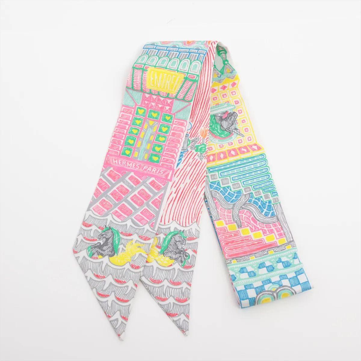 La Súper Búsqueda de Seda Hermès Twilly Multicolor es un accesorio vibrante y caprichoso que muestra el talento artístico y la lujosa artesanía de la marca. Confeccionado en exquisita seda, el pañuelo estrecho presenta el juguetón y dinámico motivo