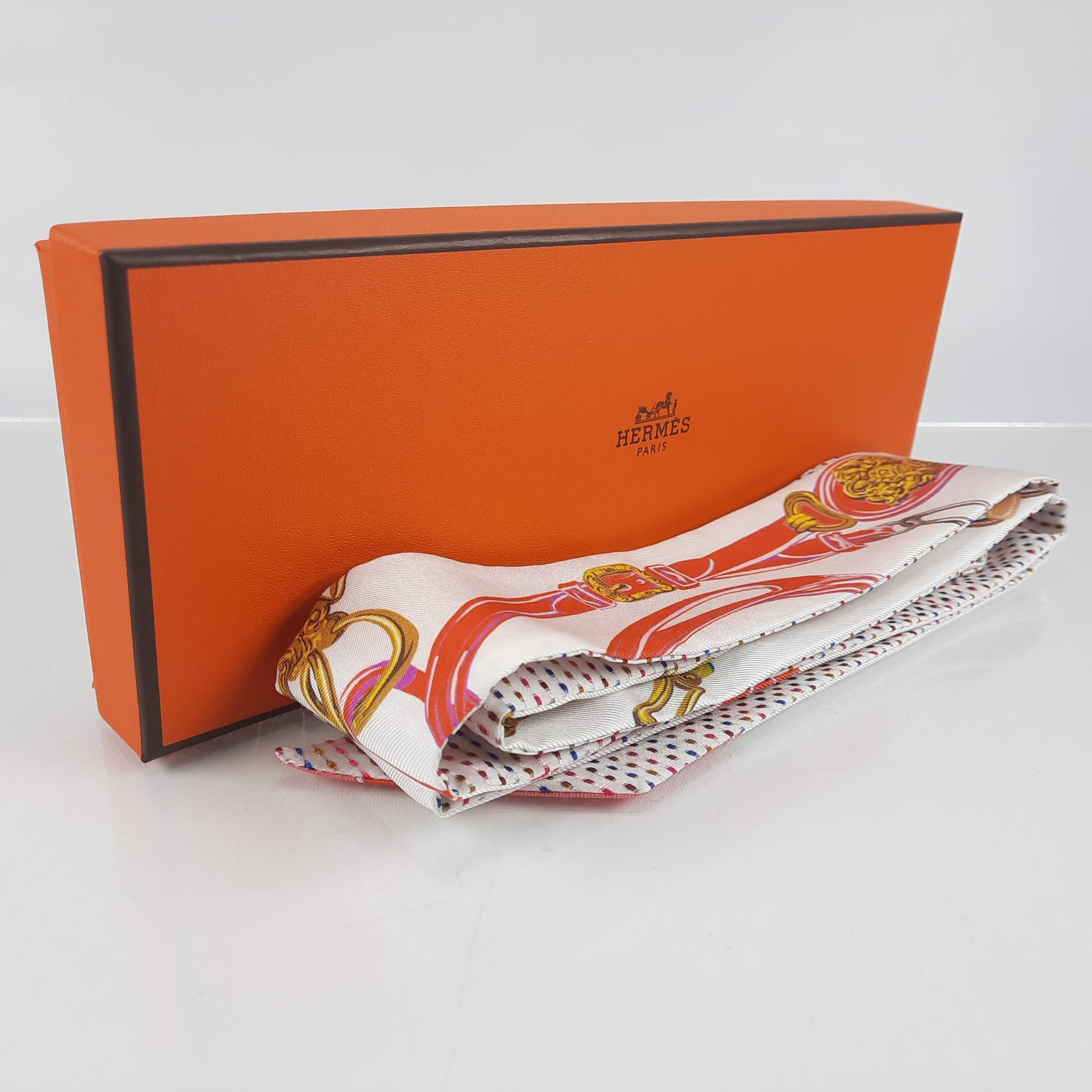 Twice as long as the iconic twilly, this new elongated format offers an imaginative play of contrasts… One side features a print of a design of the season, while the other is woven with multicolored threads!
