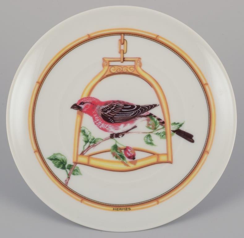 Hermès, France. Deux assiettes en porcelaine avec des motifs d'oiseaux de la série 