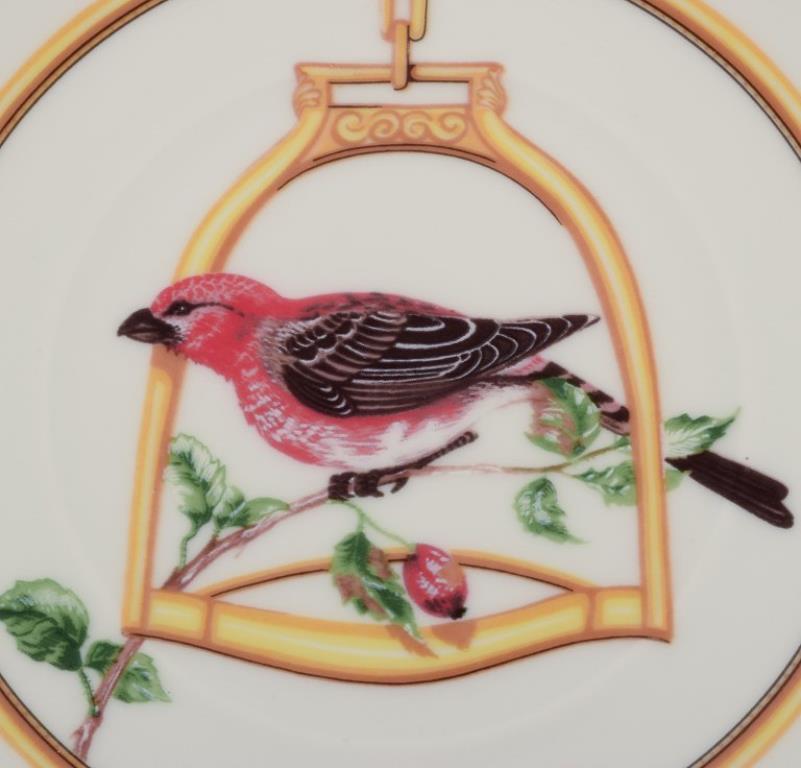 Français Hermès. Deux assiettes en porcelaine à motifs d'oiseaux. 