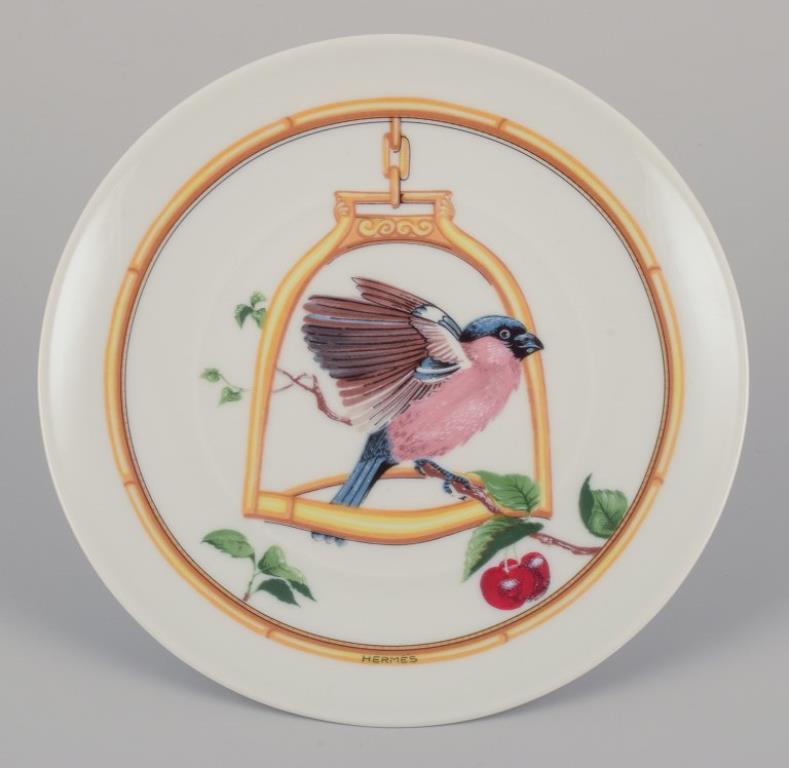 Hermès. Deux assiettes en porcelaine à motifs d'oiseaux. 