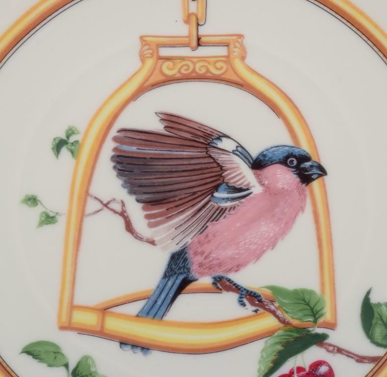 20ième siècle Hermès. Deux assiettes en porcelaine à motifs d'oiseaux. 