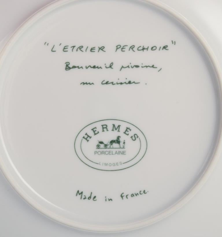 Porcelaine Hermès. Deux assiettes en porcelaine à motifs d'oiseaux. 