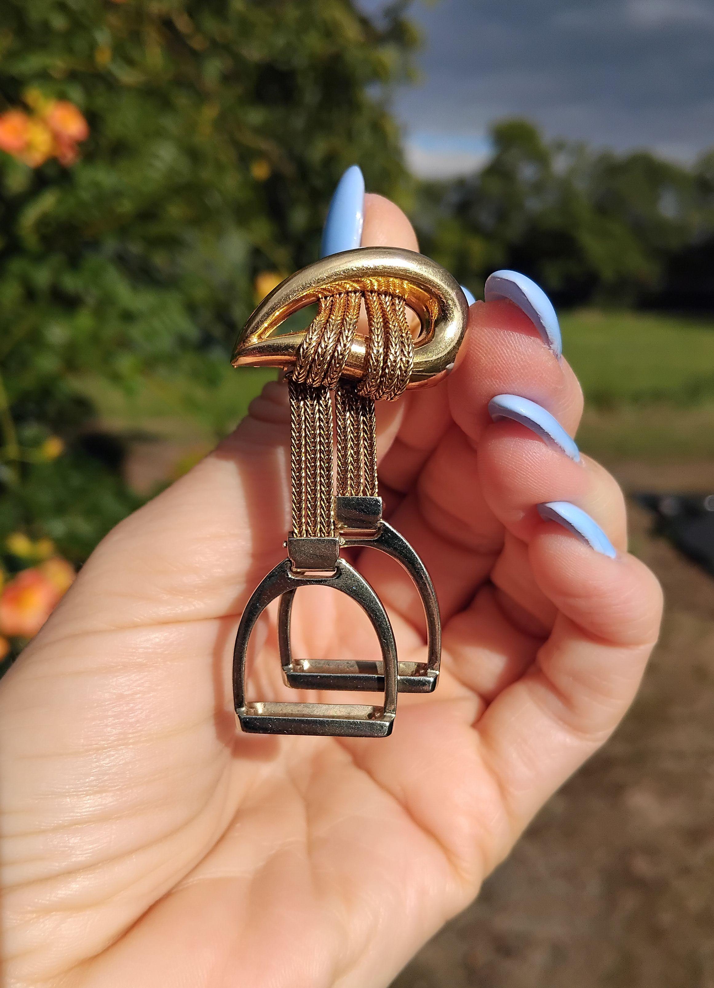 Hermès Dos Tonos Oro Estribos Broche Solapa Tema Ecuestre Caballo Texas en venta 6