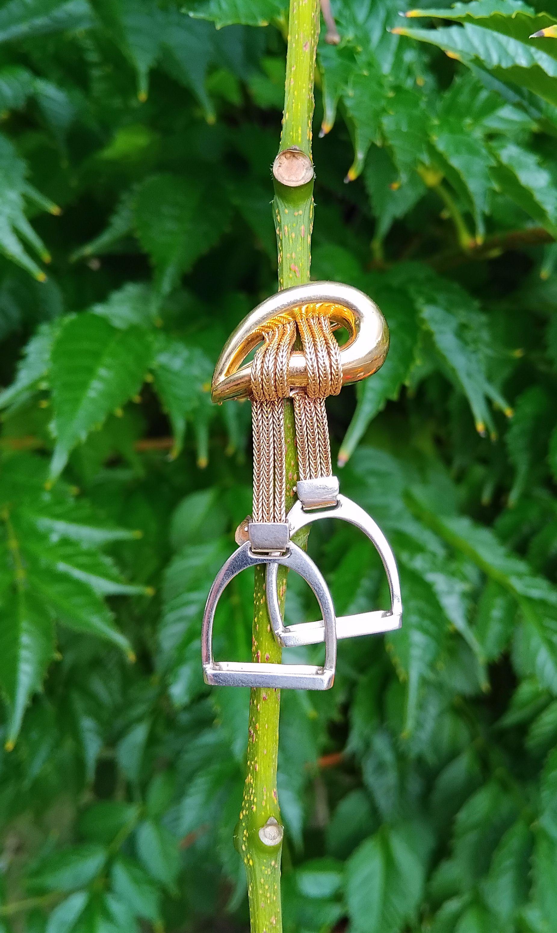 Hermès Dos Tonos Oro Estribos Broche Solapa Tema Ecuestre Caballo Texas en venta 7