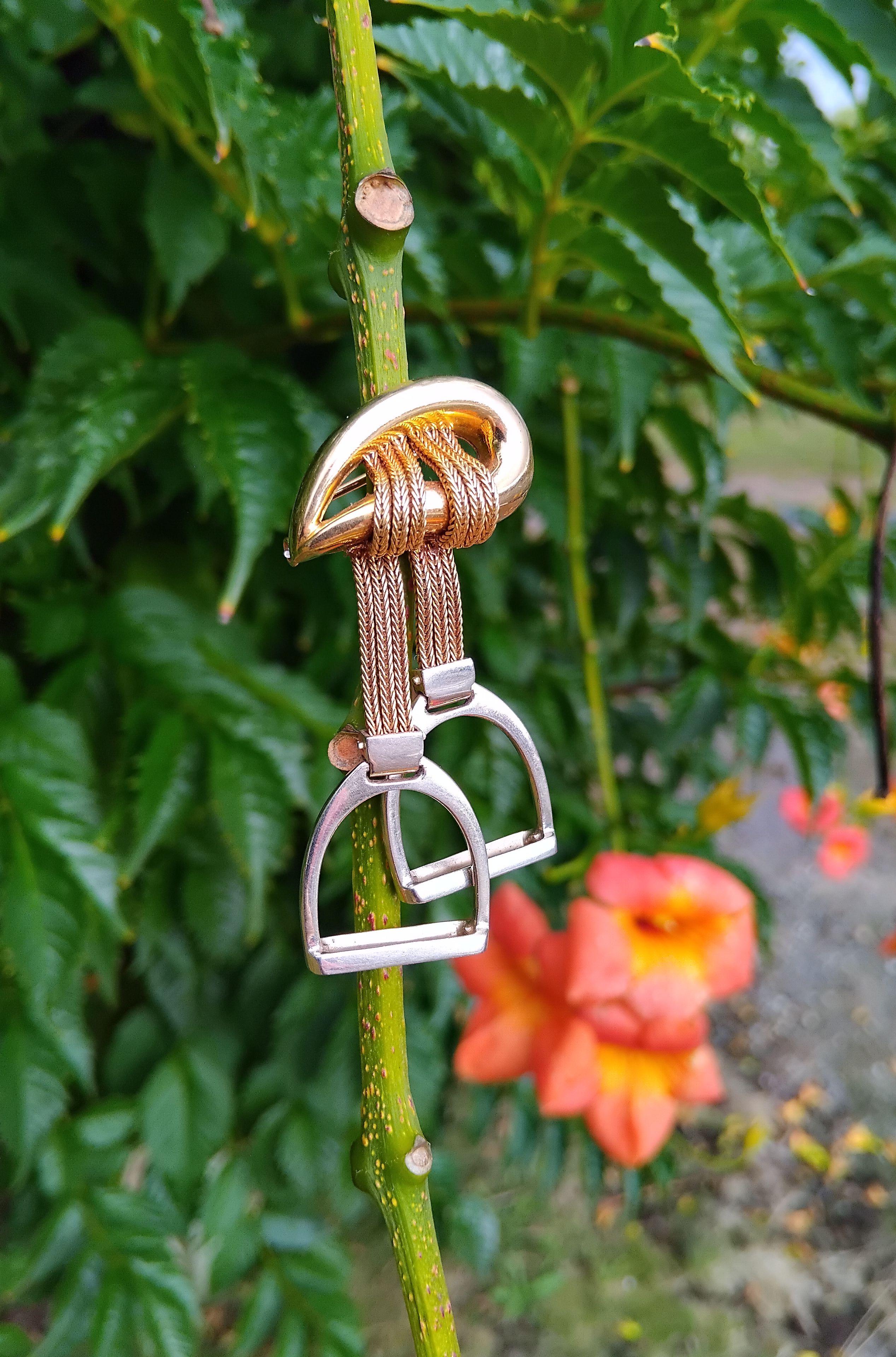Hermès Dos Tonos Oro Estribos Broche Solapa Tema Ecuestre Caballo Texas en venta 8