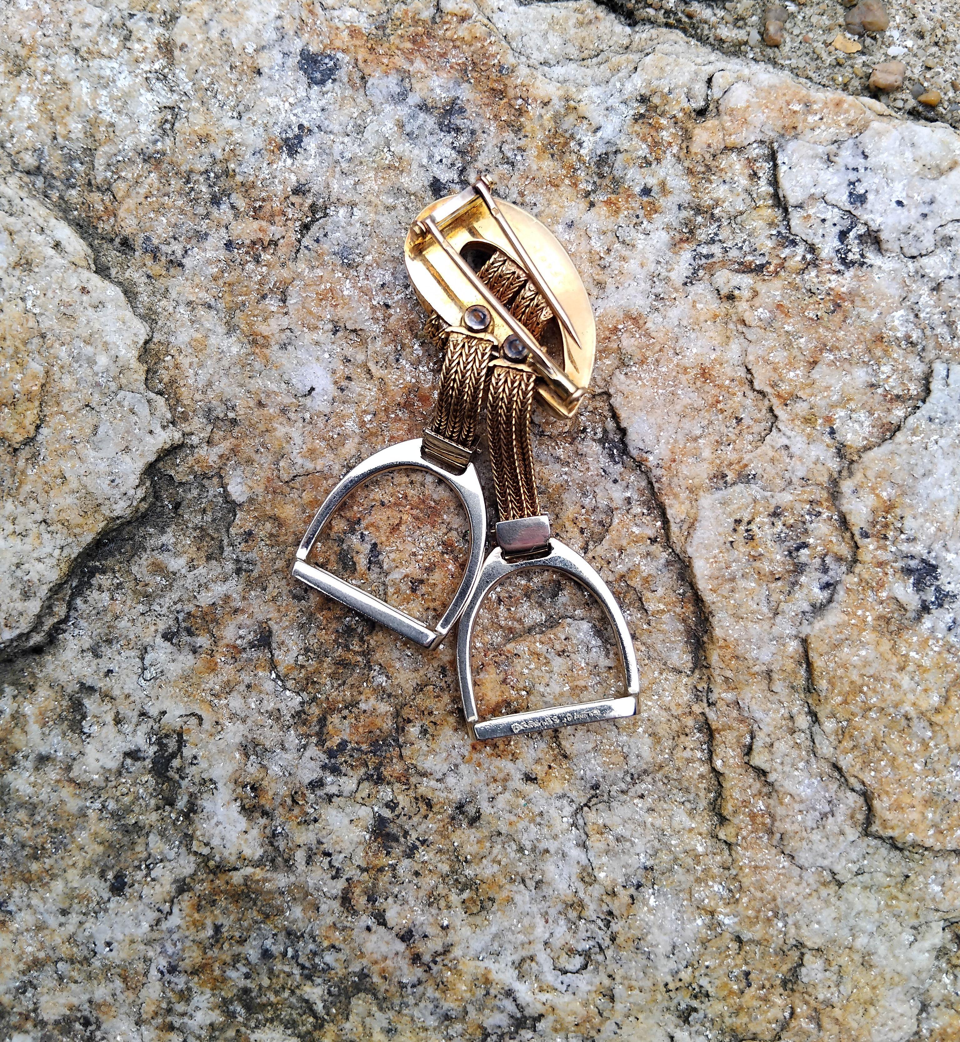 Excepcional broche Hermès auténtico

En forma de collar de arnés con 2 borlas en forma de estribo

Cada estribo está sujeto por una cadena de oro amarillo de 3 filas, utilizando la famosa malla Vendome de Hermès -de aspecto trenzado-, flexible e