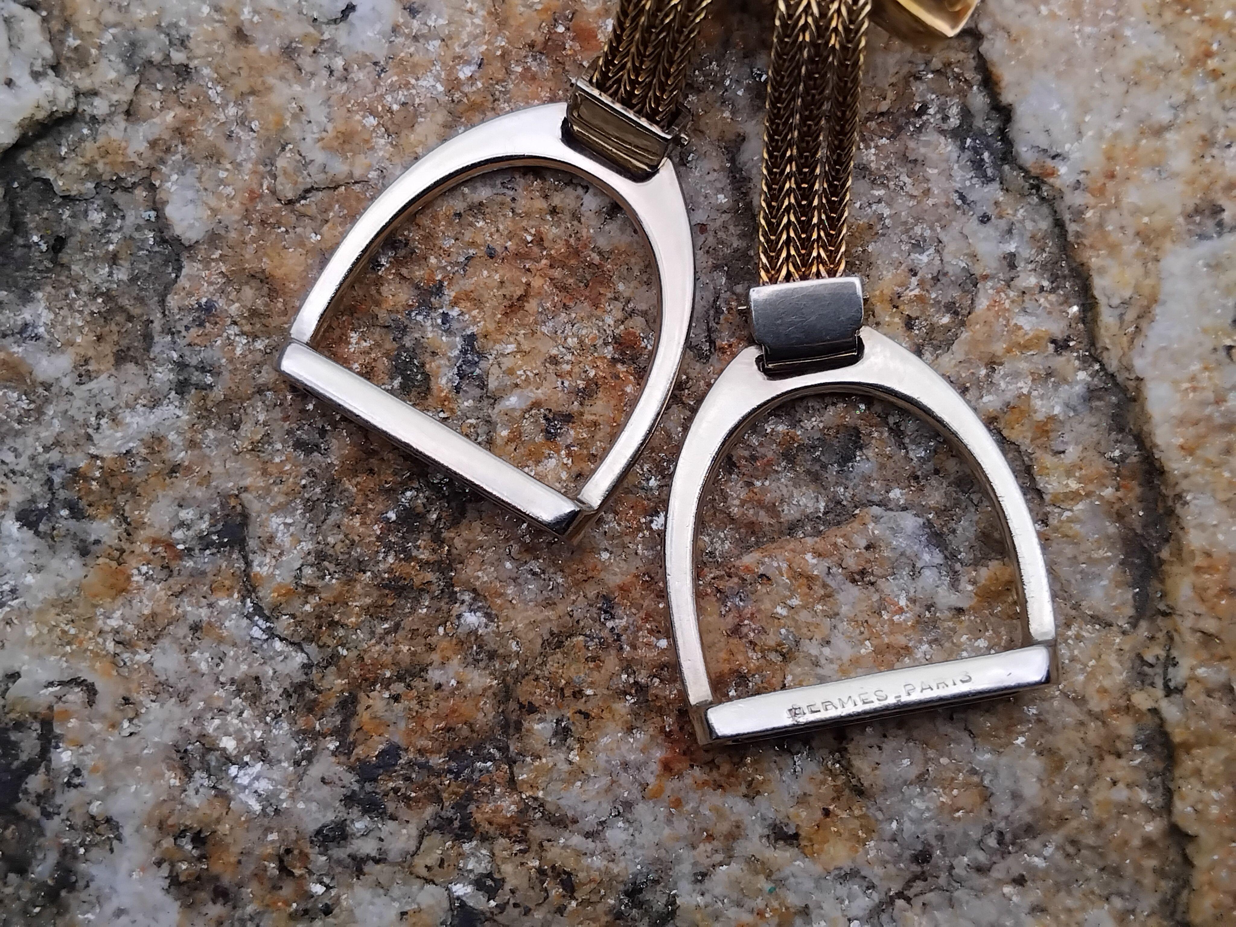 Hermès Dos Tonos Oro Estribos Broche Solapa Tema Ecuestre Caballo Texas en venta 1