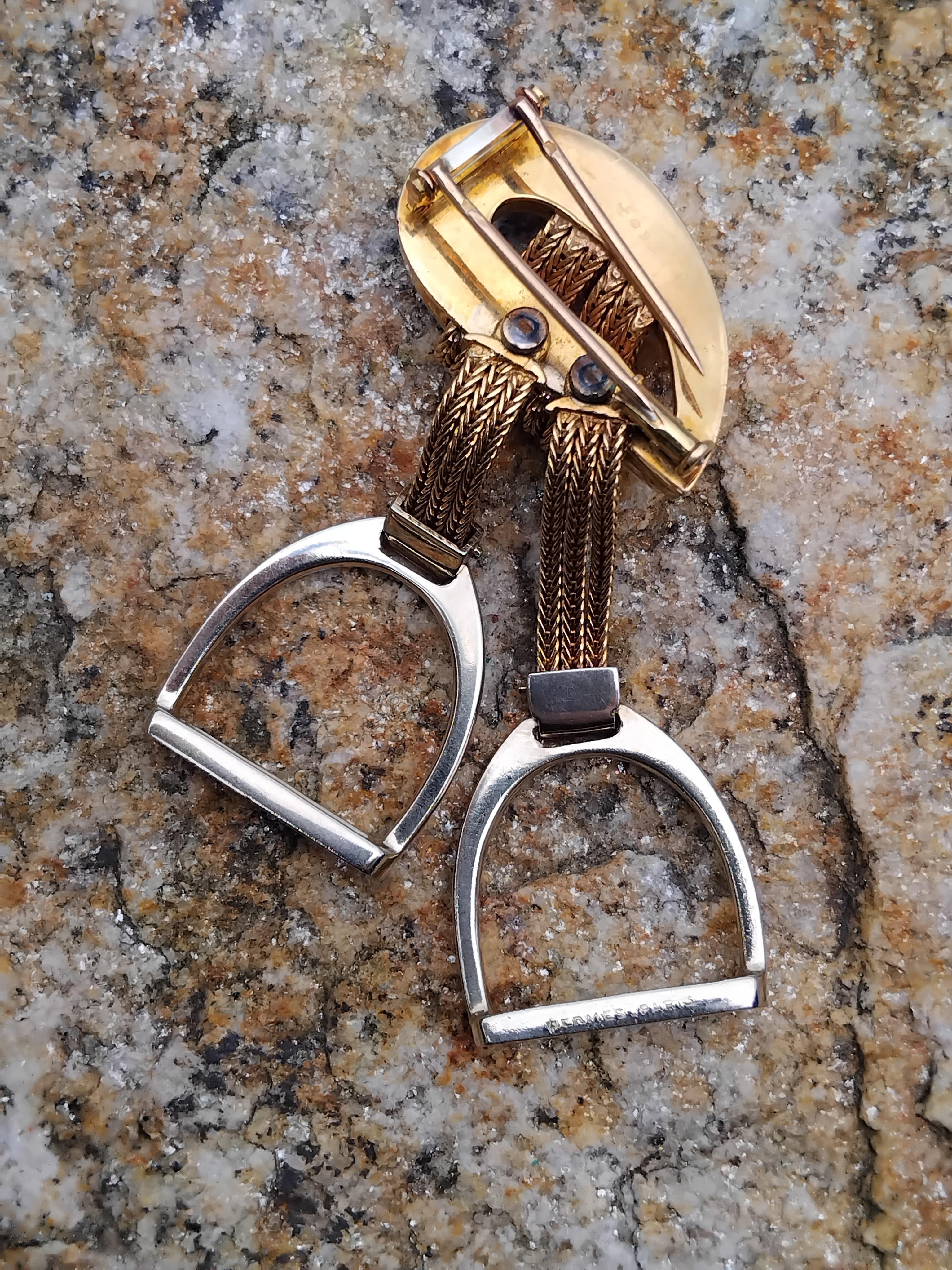 Hermès Dos Tonos Oro Estribos Broche Solapa Tema Ecuestre Caballo Texas en venta 2