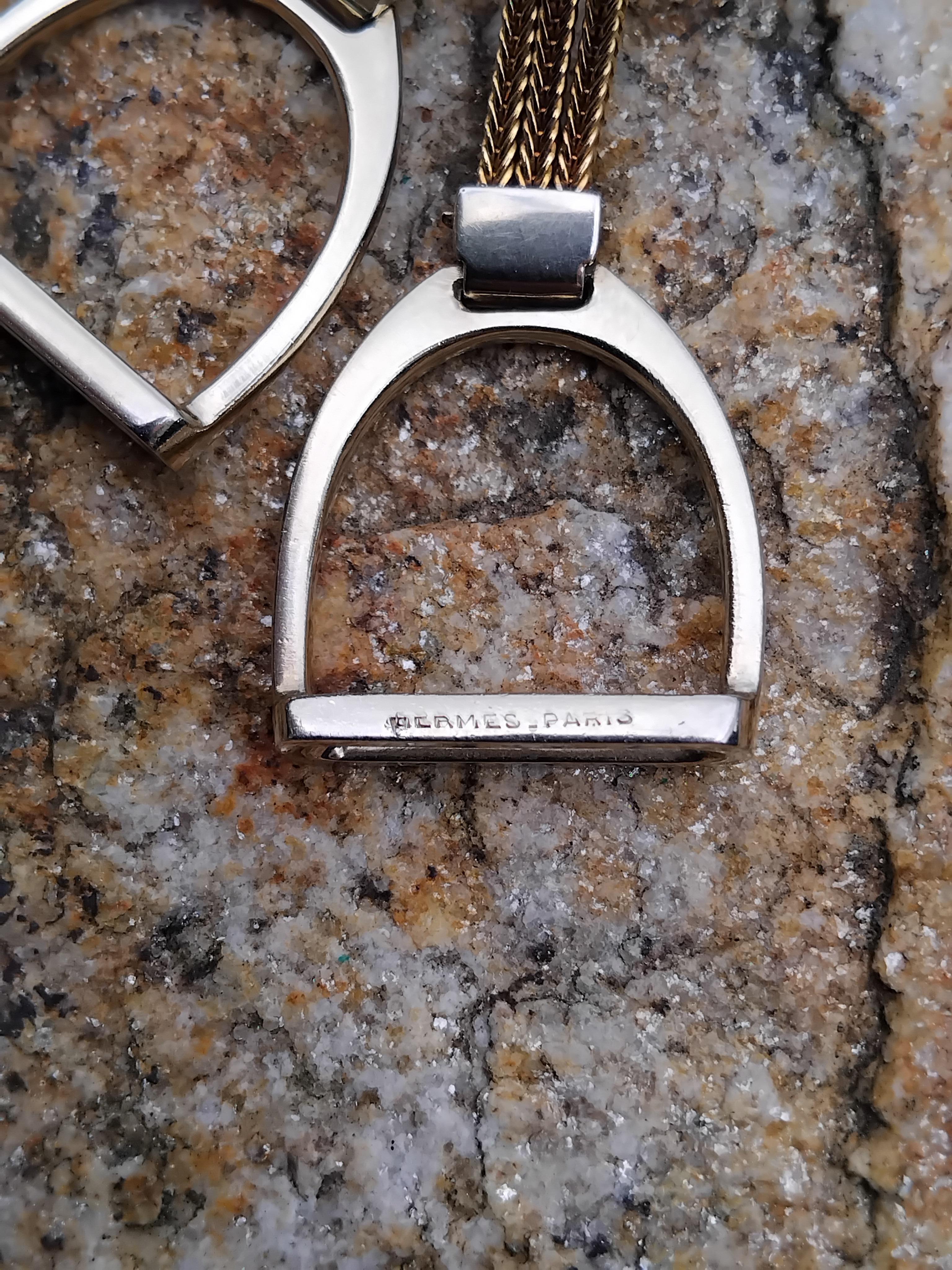 Hermès Dos Tonos Oro Estribos Broche Solapa Tema Ecuestre Caballo Texas en venta 3