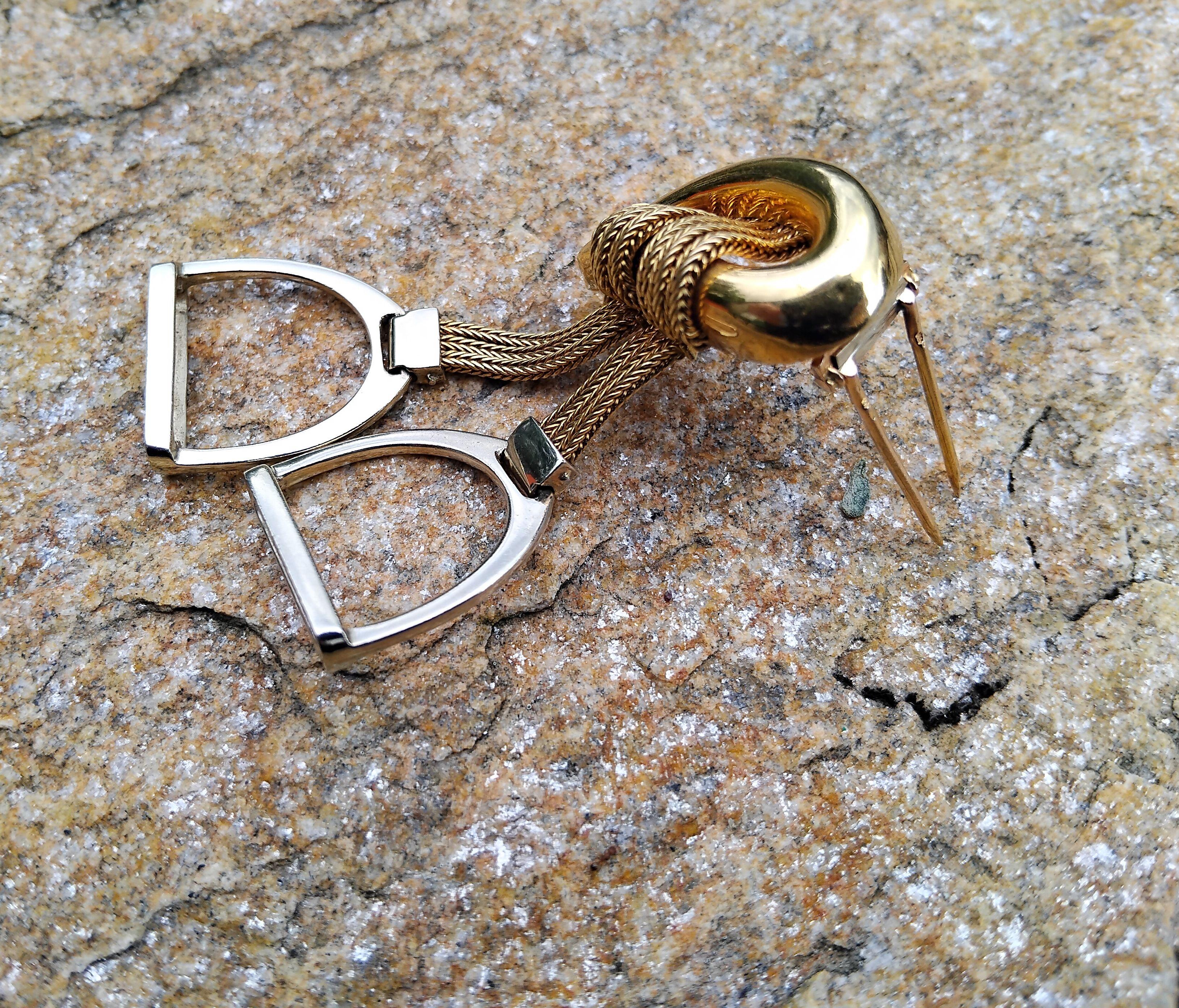 Hermès Dos Tonos Oro Estribos Broche Solapa Tema Ecuestre Caballo Texas en venta 4