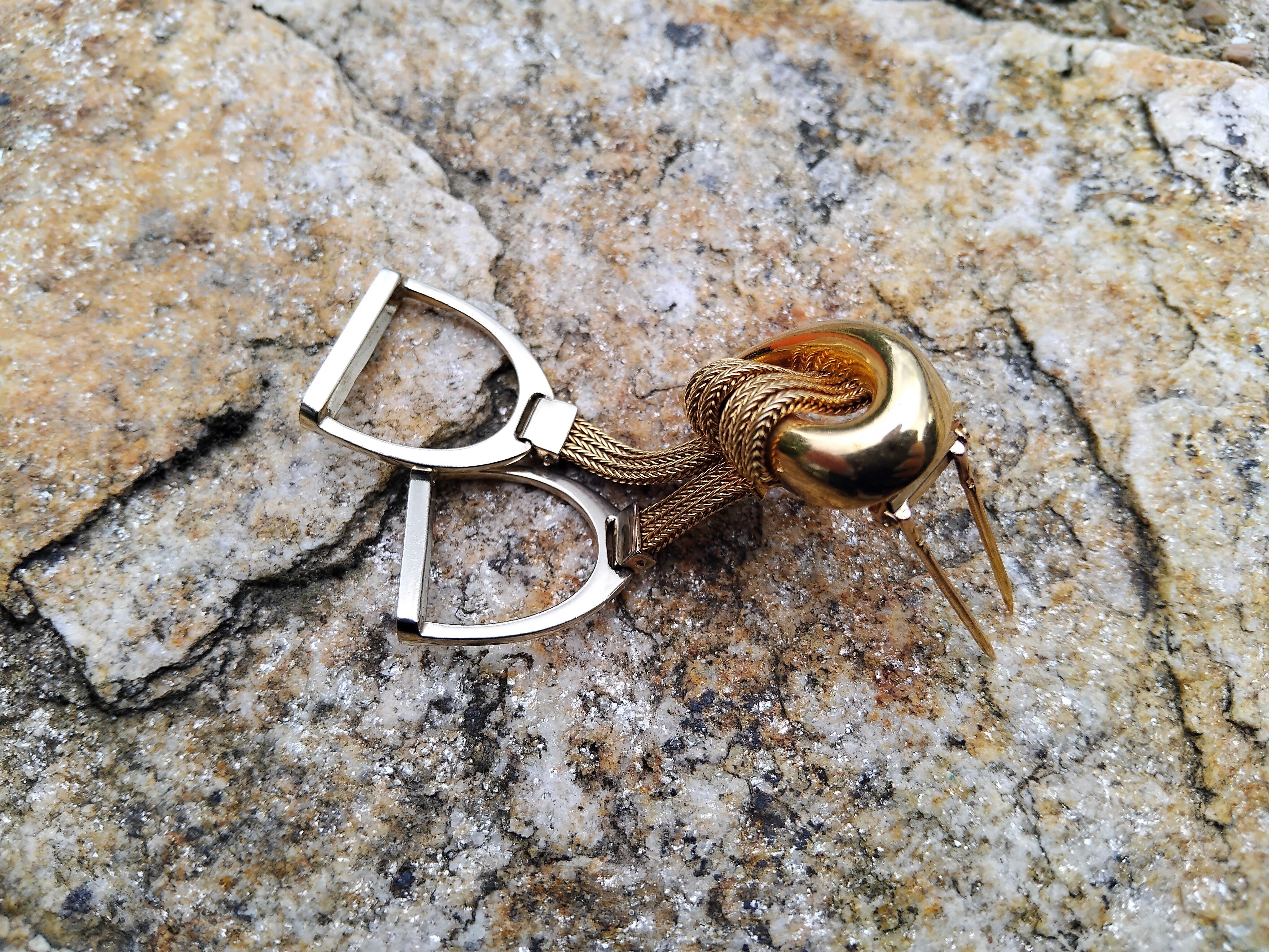 Hermès Dos Tonos Oro Estribos Broche Solapa Tema Ecuestre Caballo Texas en venta 5