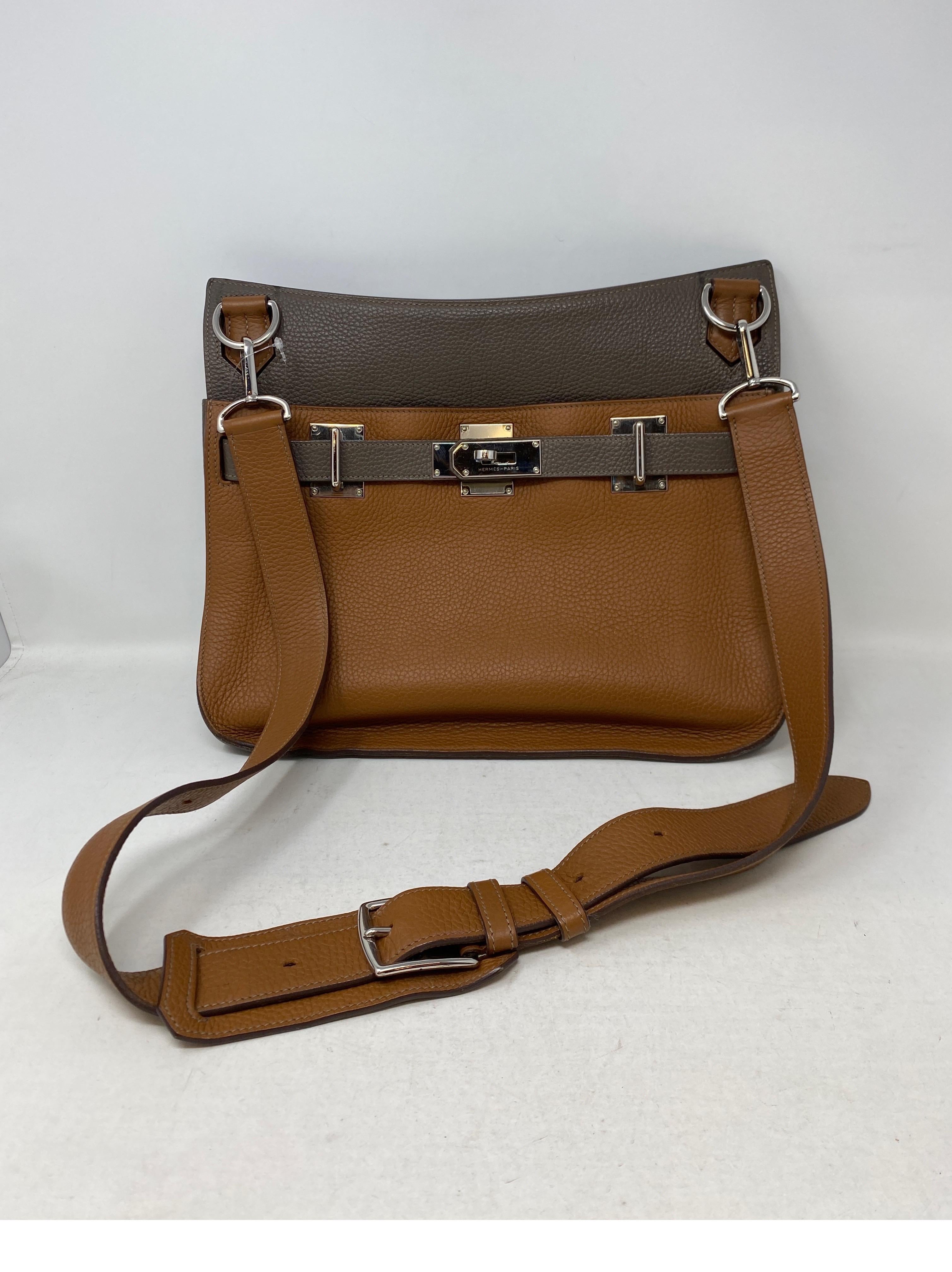 Hermes Zweifarbige Jypsiere 34 Tasche. Etoupe und Gold Farbe Combo Ledertasche. Größe 34 Jypsiere. Ausgezeichnet, sieht aus wie neu. Innen sauber und unbenutzt. Kann über Kreuz oder als Umhängetasche getragen werden. Ideal für Reisen oder den