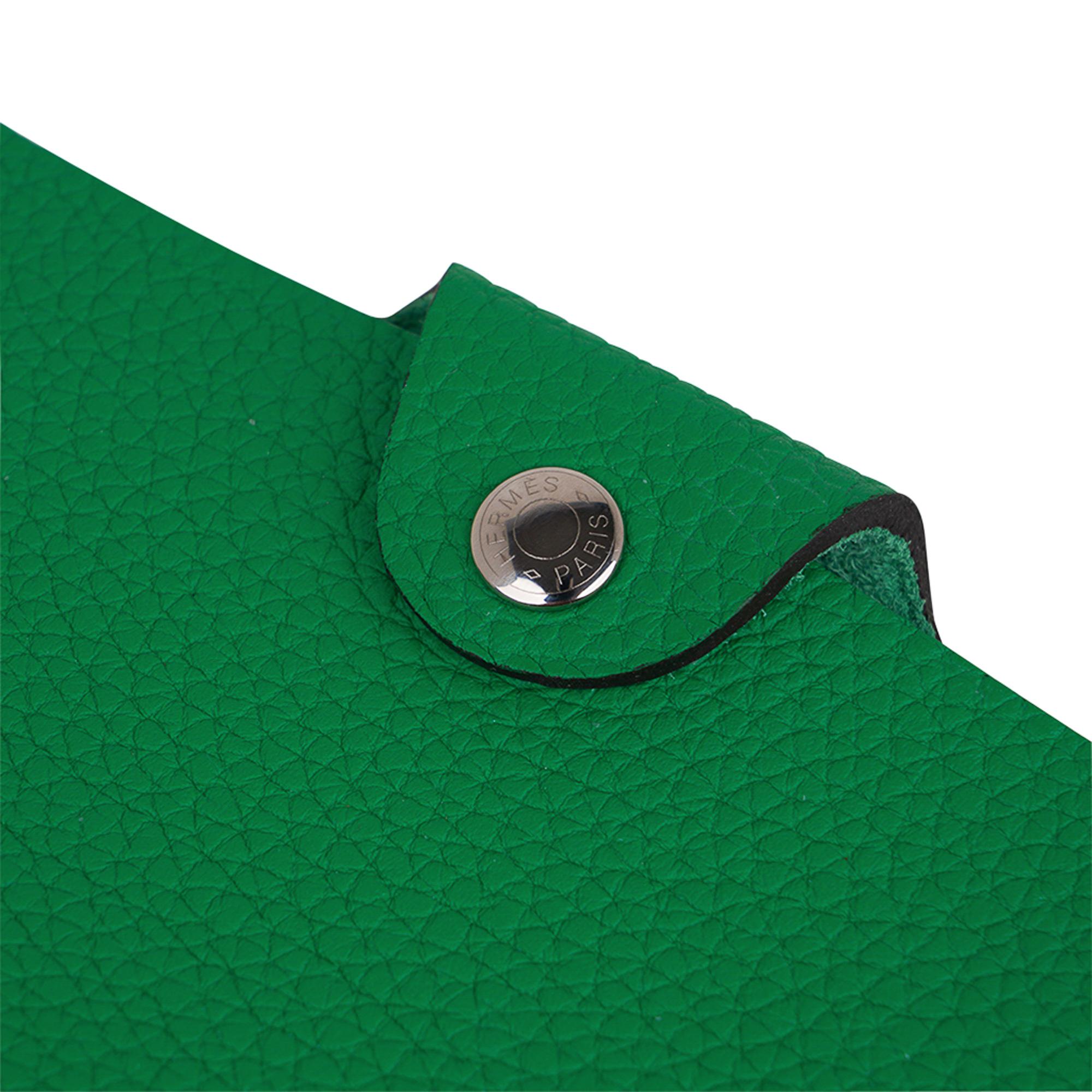 Hermes Ulysse mini model notebook cover featured in vivid Vert Bamboo.
Palladium Clou de Selle snap.
Supple Togo leather.
New or Store Fresh Condition.
final sale

AGENDA MEASURES:
LENGTH 4.1