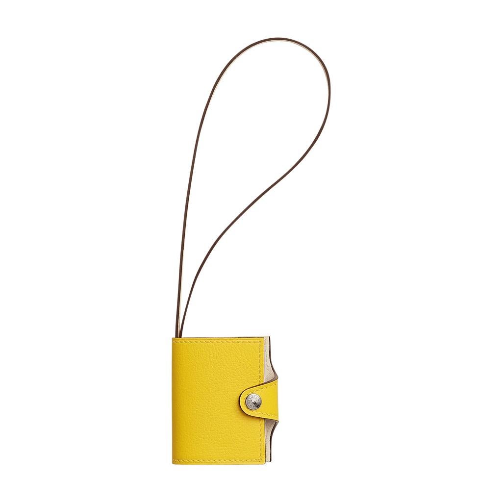 Hermès - Breloque de sac Nano Ulysse jaune de Naples / Nata Palladium en vente 1