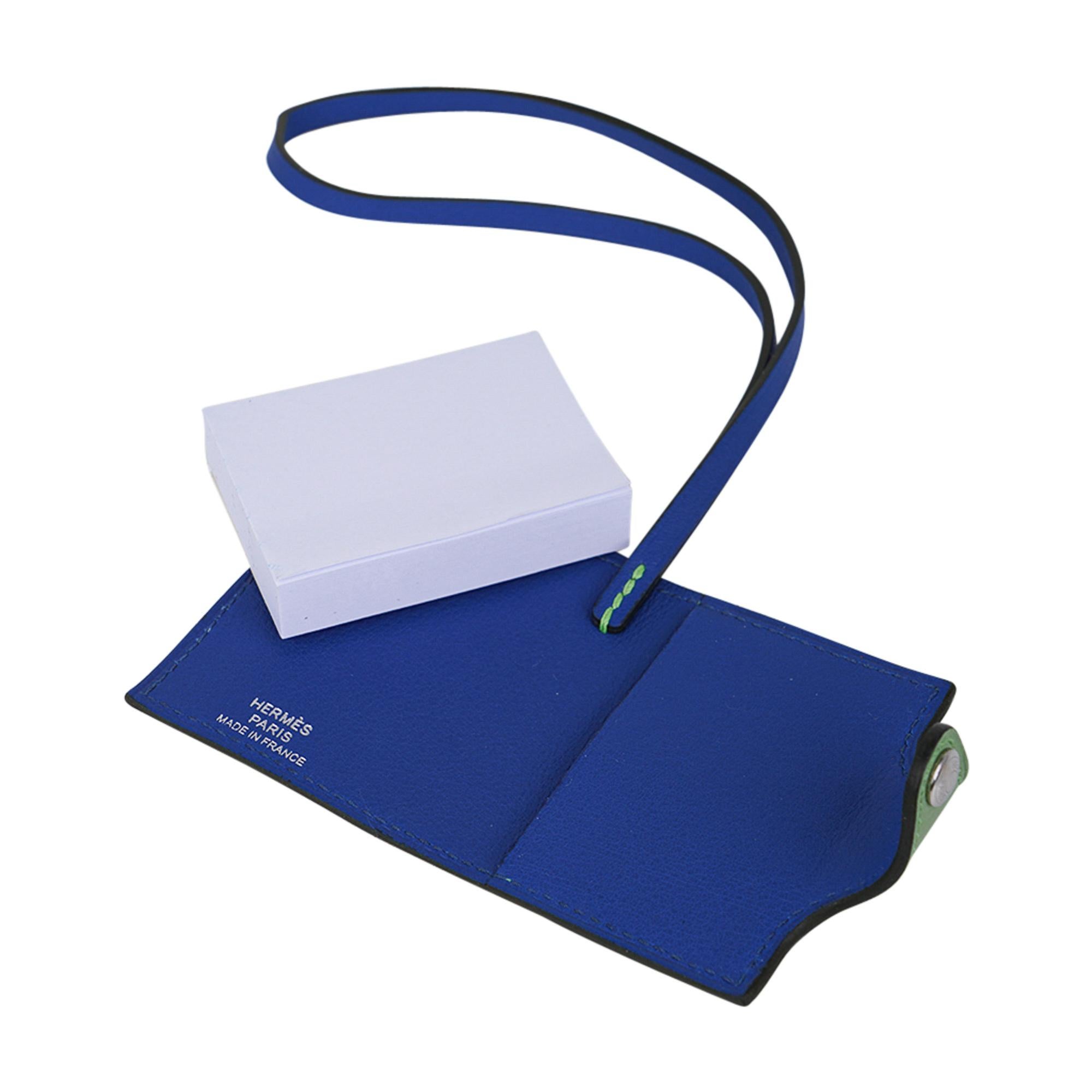 Mightychic offers a rare Hermes Ulysse Nano bag charm featured in Vert Criquet Evercolor and Bleu de France Swift.
Bi-Color verso Notebook with refillable note paper.
Palladium plated hardware.
Charming and playful she easily adorns a myriad bag