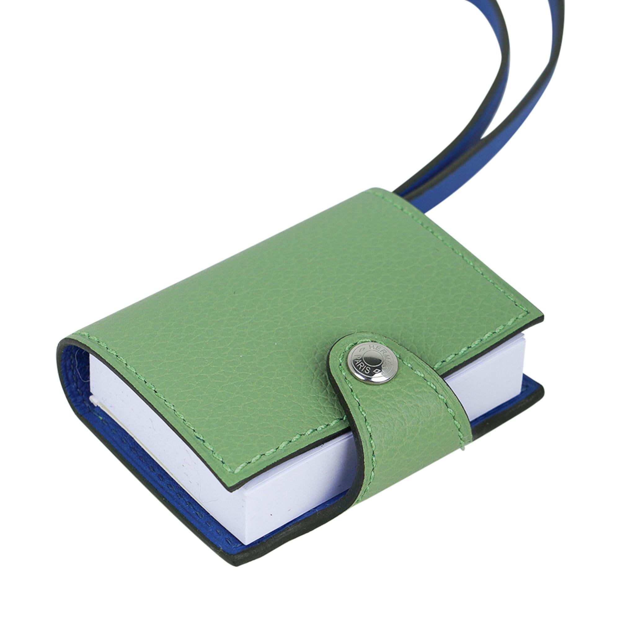 Hermes Ulysse Nano Tasche Charm Vert Criquet / Blau de France Verso (Grau) im Angebot