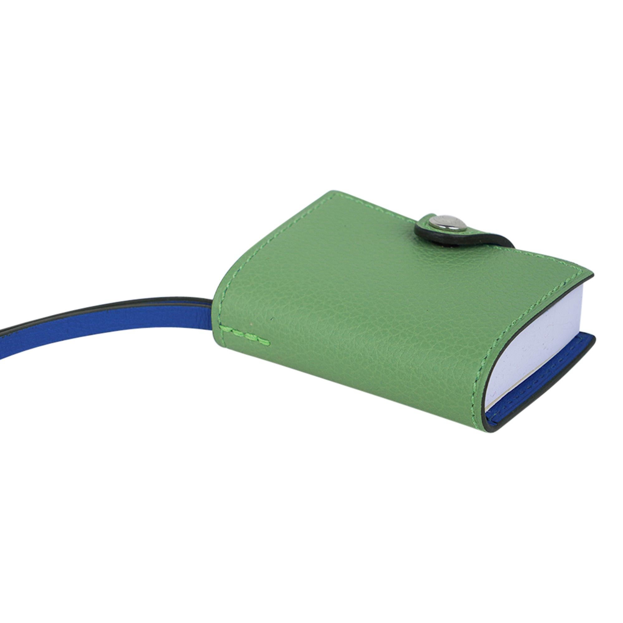 Hermes Ulysse Nano Tasche Charm Vert Criquet / Blau de France Verso im Angebot 1