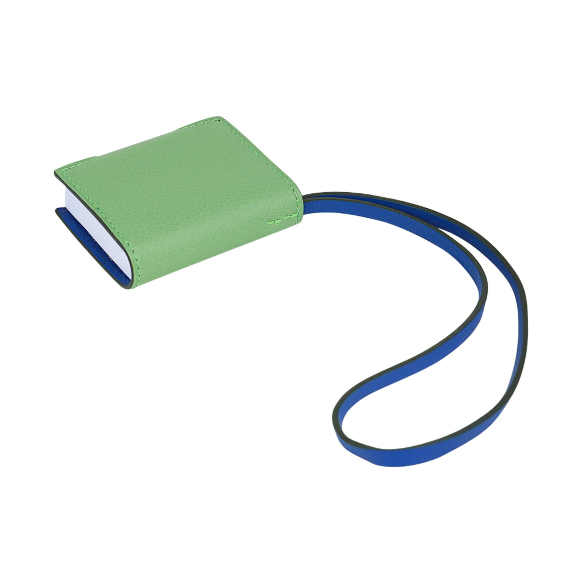Hermes Ulysse Nano Tasche Charm Vert Criquet / Blau de France Verso im Angebot 3