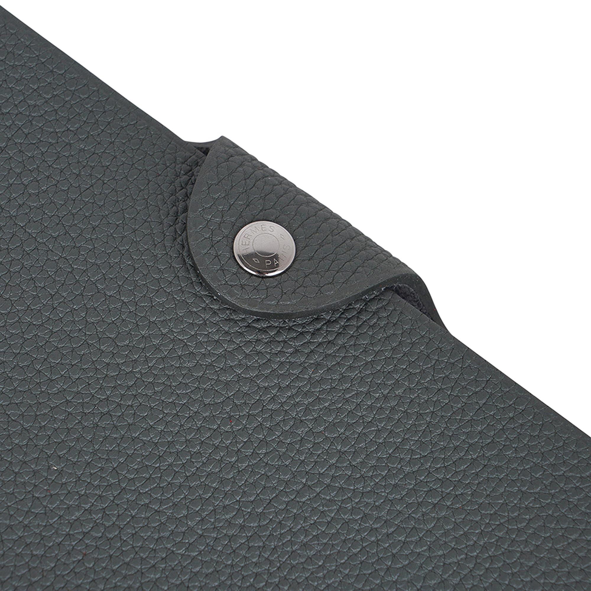Mightychic bietet ein Hermes Ulysse PM Modell Notebook Hülle Funktionen Vert Amande in Togo Leder.
Palladium Clou de Selle snap.
Wird mit Notebook-Mine geliefert.
Jedes Stück wird mit der charakteristischen Hermes-Schachtel und einem Band